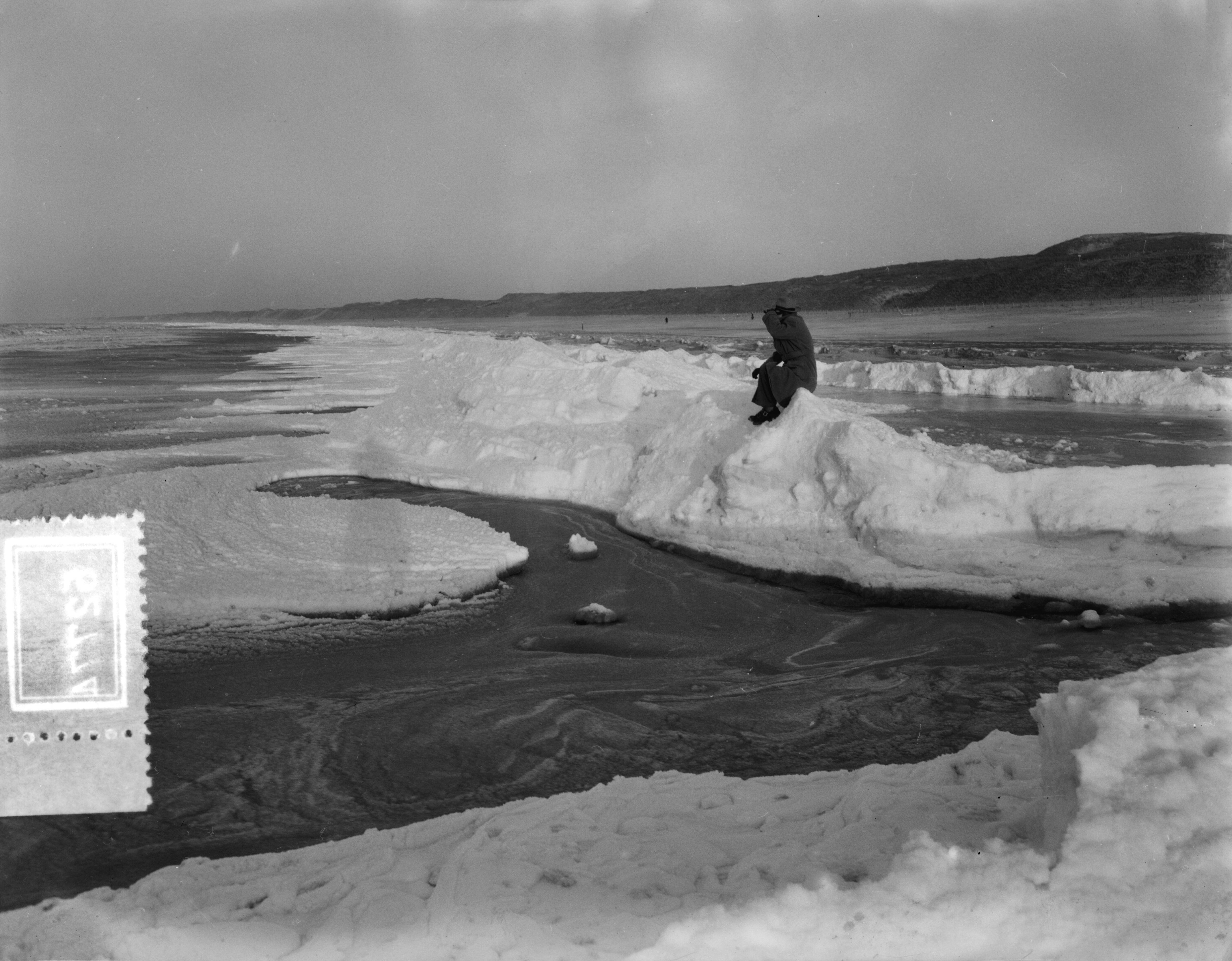 Fotocollectie Anefo — Vorming ijsbergen aan de kust Scheveningen — Foto: Duinen, G.W. van / Anefo. Licentie: Set B: Rechtenvrij / Publiek Domein. Bron: Nationaal Archief. http://hdl.handle.net/10648/a91c2cc4-d0b4-102d-bcf8-003048976d84