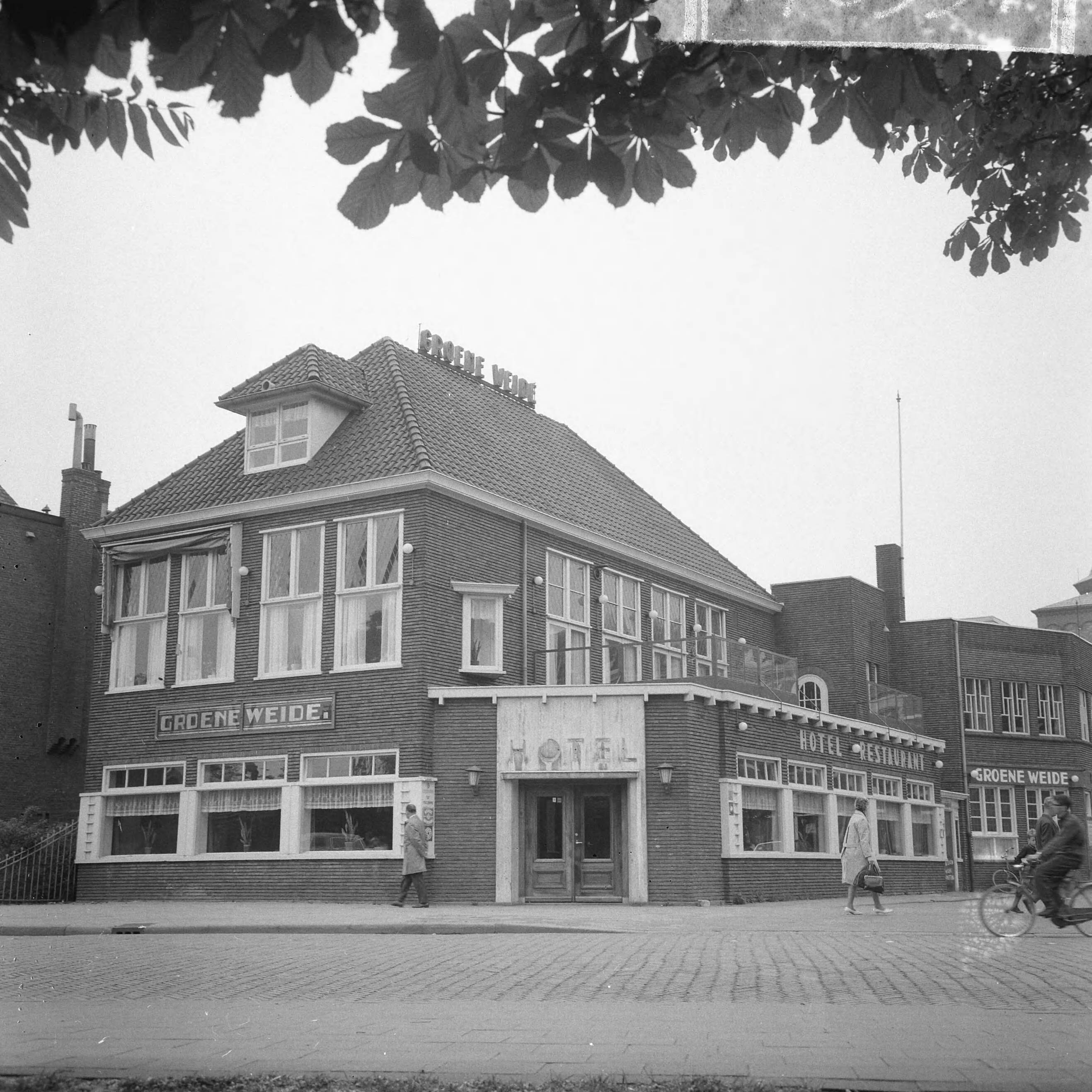 Fotocollectie Anefo — Restaurant "De Groene Weide" te Leeuwarden gaat weg, restaurant "De Groene Weide", exterieur — Foto: Nijs, Jac. de / Anefo. Licentie: Set B: Rechtenvrij / Publiek Domein. Bron: Nationaal Archief. http://hdl.handle.net/10648/aaac9a06-d0b4-102d-bcf8-003048976d84