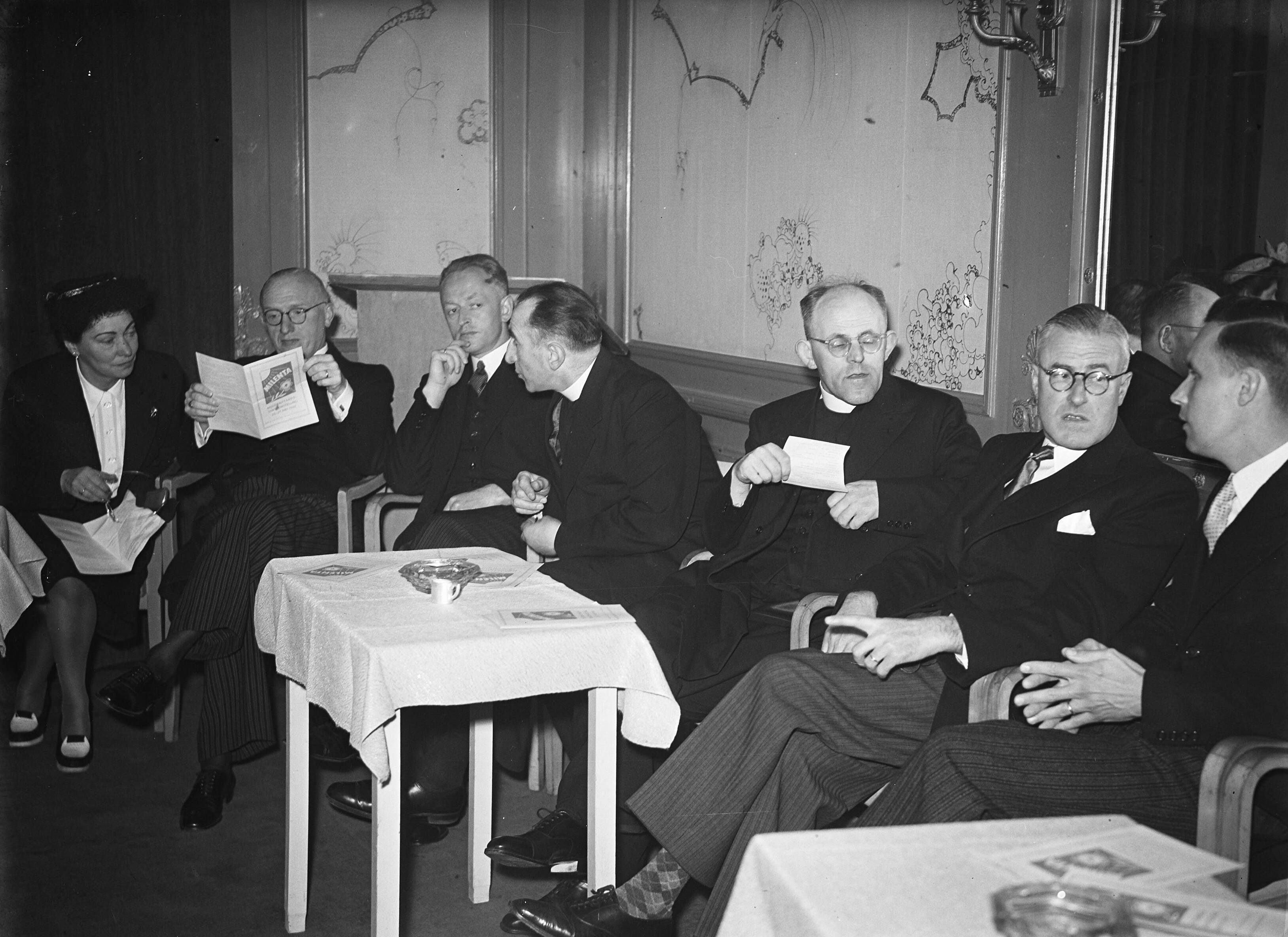 Fotocollectie Anefo — Opening tentoonstelling "Milenta" te Hilversum door burgemeester J.A.G.M. van Hellenberg Hubar — Foto: Oorschot, […] van / Anefo. Licentie: Set B: Rechtenvrij / Publiek Domein. Bron: Nationaal Archief. http://hdl.handle.net/10648/a8b73666-d0b4-102d-bcf8-003048976d84