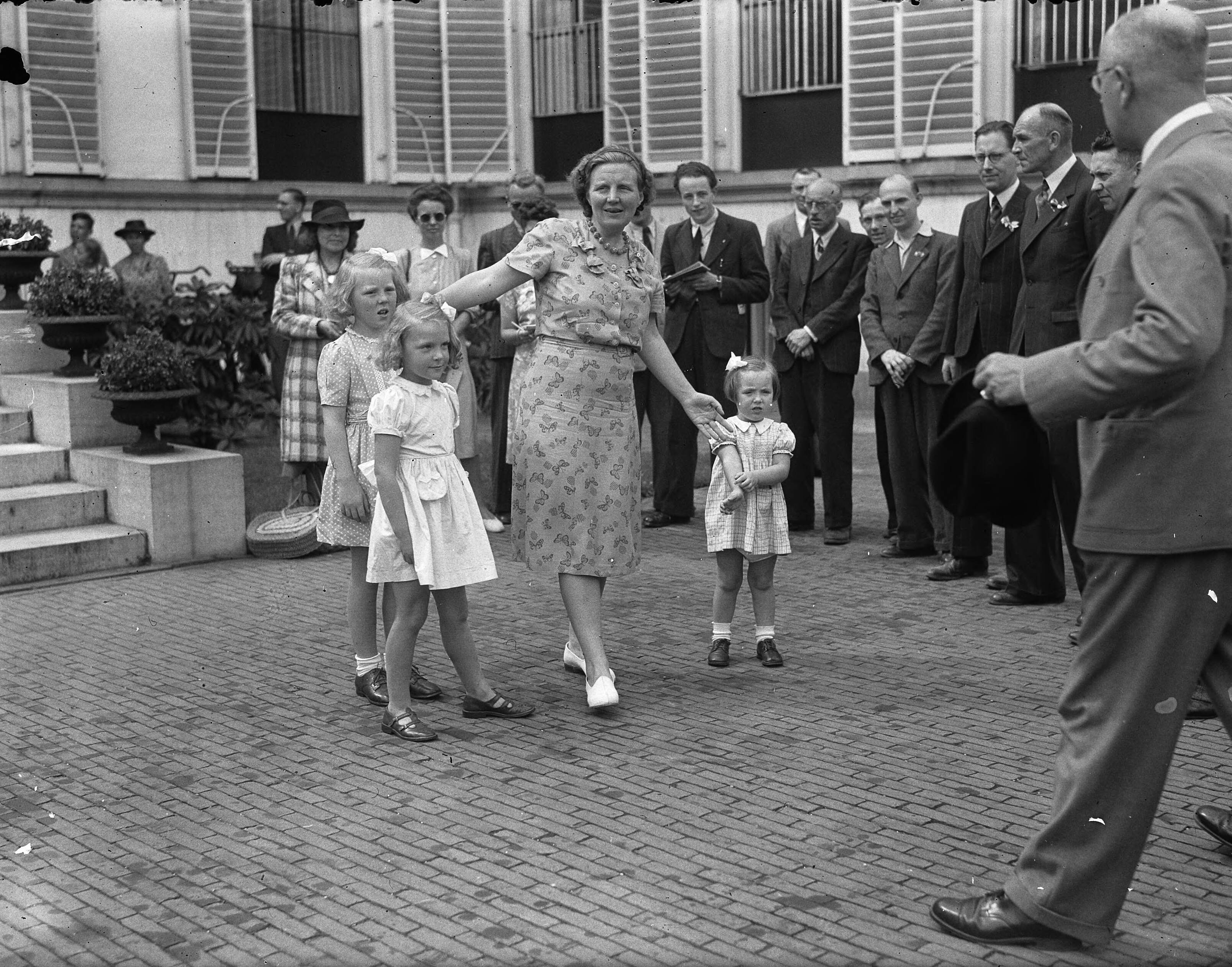 Verjaardag prinses Irene (1946) — Verjaardag Prinses Irene [prinses Juliana met de prinsessen Beatrix, Irene en Margriet — Foto: Bilsen, Joop van / Anefo. Licentie: Set B: Rechtenvrij / Publiek Domein. Bron: Nationaal Archief. http://hdl.handle.net/10648/a8a110ac-d0b4-102d-bcf8-003048976d84