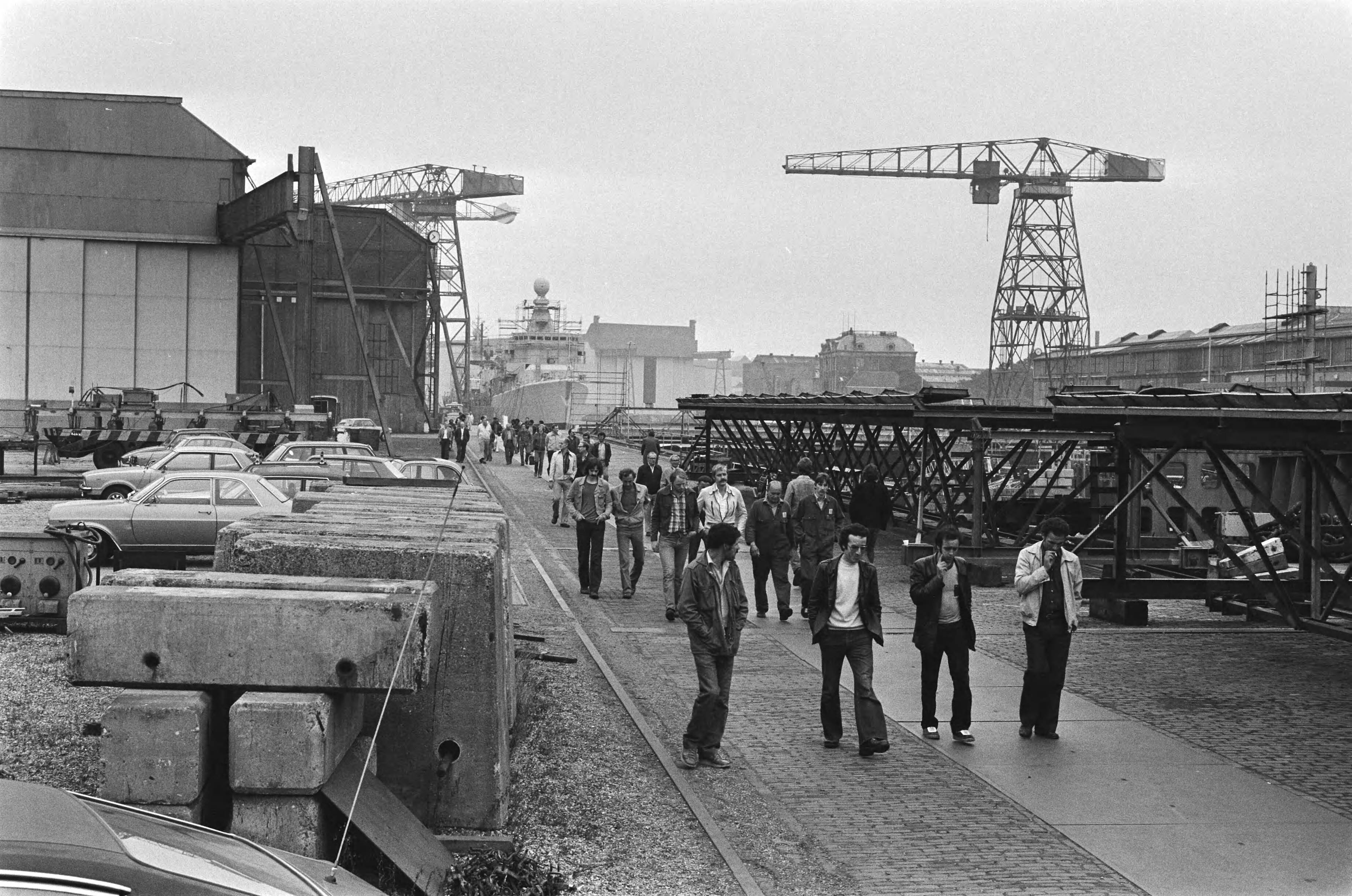 Fotocollectie Anefo — Ongeveer 2000 werknemers van de Koninklijke Mij. De Schelde in Vlissingen in staking : stakers lopen over het terrein naar de kantine — Foto: Bogaerts, Rob / Anefo. Licentie: Set B: Rechtenvrij / Publiek Domein. Bron: Nationaal Archief. http://hdl.handle.net/10648/ace86fe8-d0b4-102d-bcf8-003048976d84