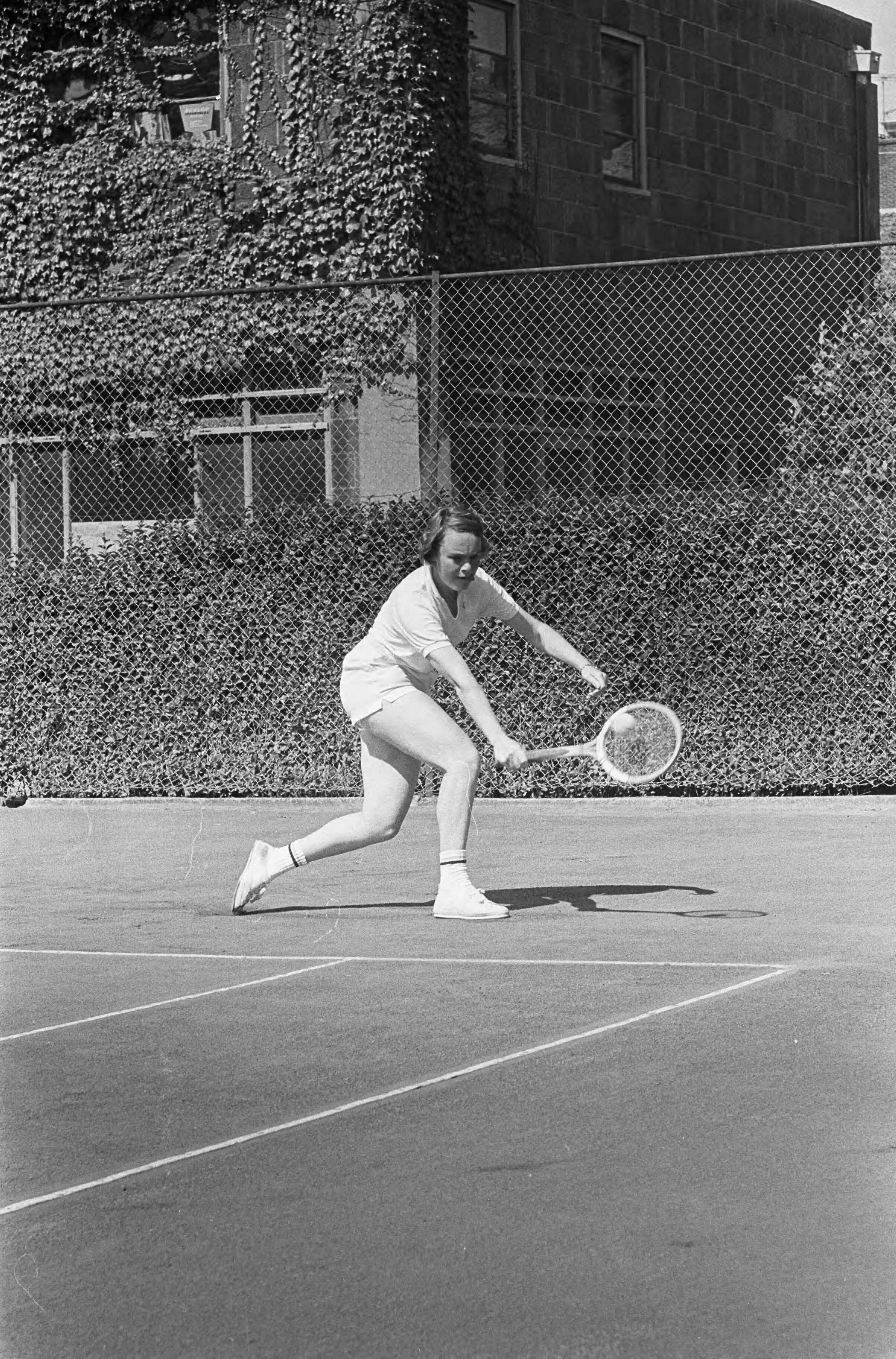 Fotocollectie Anefo — Nederlandse tenniskampioenschappen op de METS-banen. Ada Bakker in actie — Foto: Koch, Eric / Anefo. Licentie: Set B: Rechtenvrij / Publiek Domein. Bron: Nationaal Archief. http://hdl.handle.net/10648/aaba8cd8-d0b4-102d-bcf8-003048976d84
