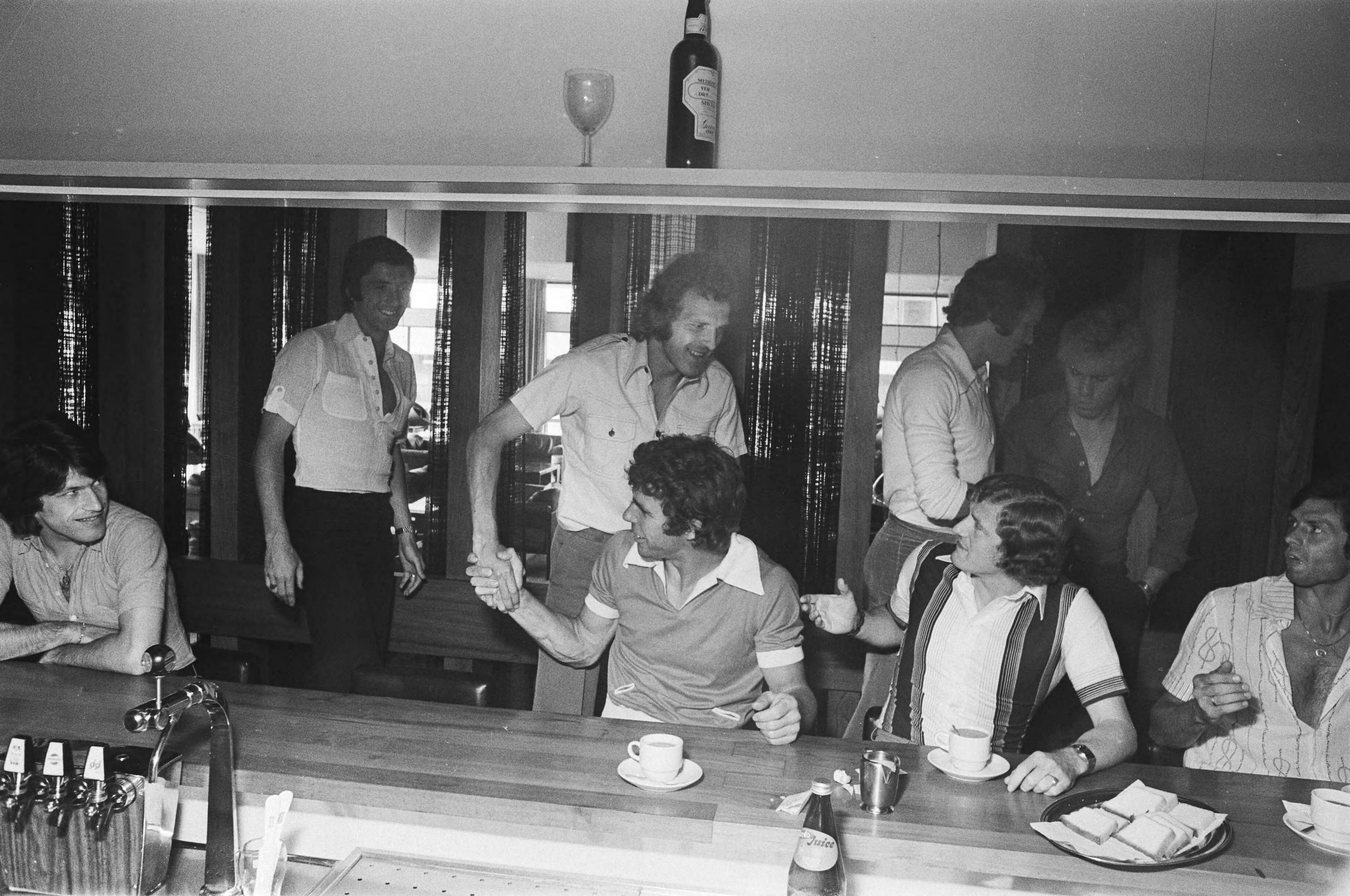 Fotocollectie Anefo — Selectie Nederlands elftal in Zeist bijeen voor Europees Kampioenschap, Rene van de Kerkhof begroet Van Hanegem , rechts Wim Jansen — Foto: Verhoeff, Bert / Anefo. Licentie: Set B: Rechtenvrij / Publiek Domein. Bron: Nationaal Archief. http://hdl.handle.net/10648/ac85eb66-d0b4-102d-bcf8-003048976d84