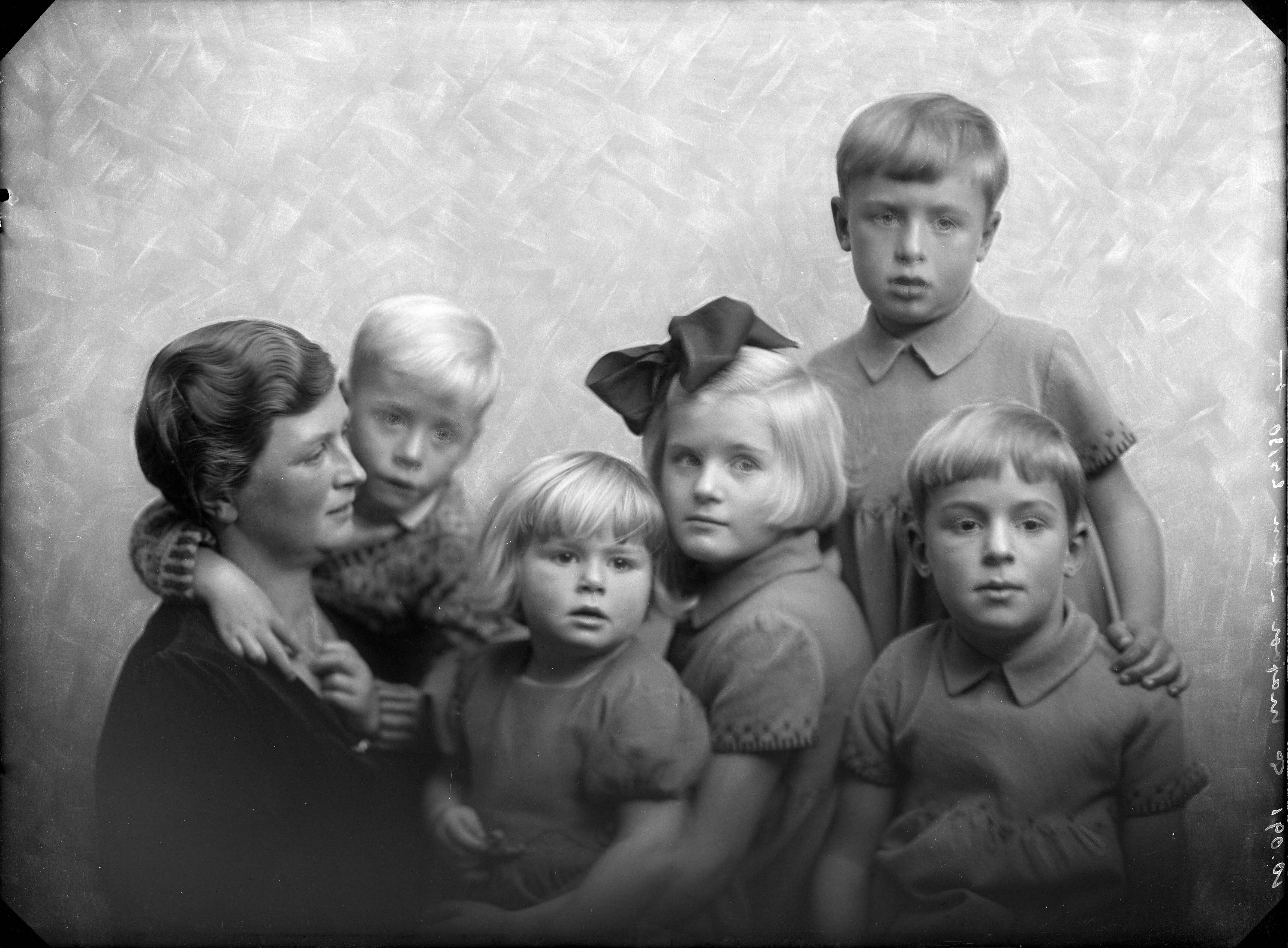 Berg, van den (BERG 050) — Studio-opnames. Een moeder met haar vijf kinderen: drie jongens en twee meisjes. Een meisje met grote strik in het haar. Haarlem, Nederland. 1918-1930. 10.091 C. Majoor salon 24/30 — Foto: Berg, Th.C.J. van den / Spaarnestad Photo (05887). Licentie: Set B: Rechtenvrij / Publiek Domein. Bron: Nationaal Archief. http://hdl.handle.net/10648/35429da7-c7f1-a382-e063-6df0900a6686