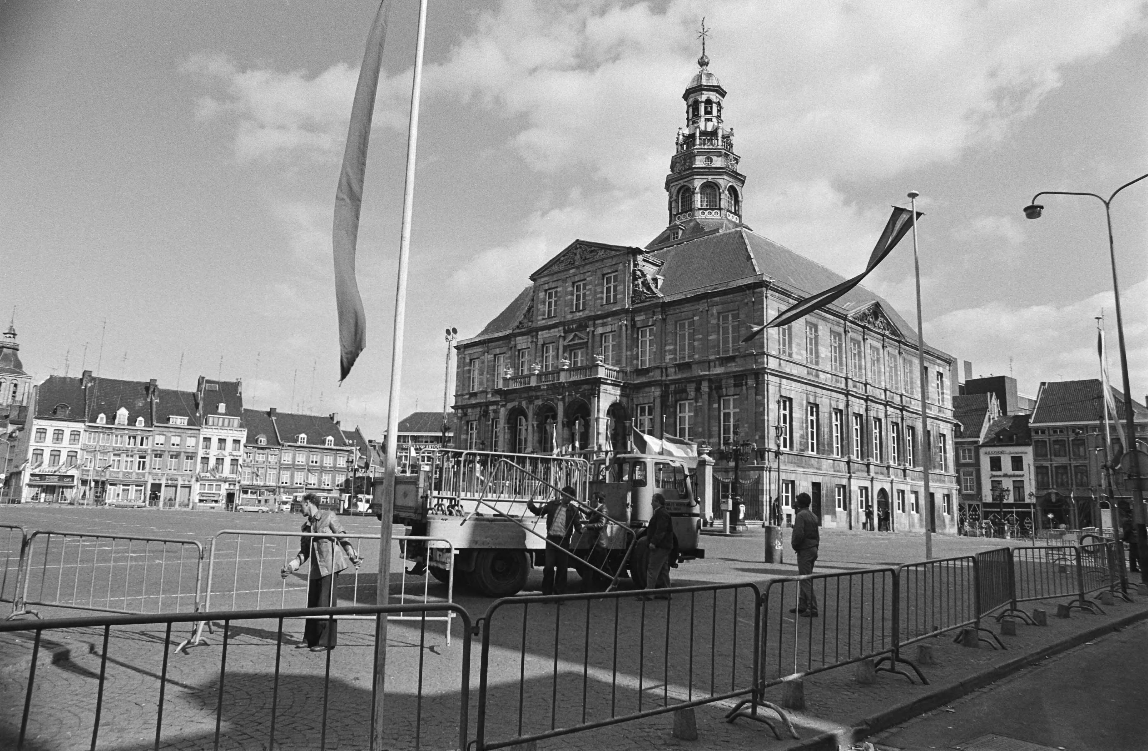 Fotocollectie Anefo — Morgen komt in Maastricht Europese Raad bijeen, Stadhuis waar conferentie gehouden wordt was vandaag al afgezet — Foto: Croes, Rob C. / Anefo. Licentie: Set B: Rechtenvrij / Publiek Domein. Bron: Nationaal Archief. http://hdl.handle.net/10648/acf79176-d0b4-102d-bcf8-003048976d84