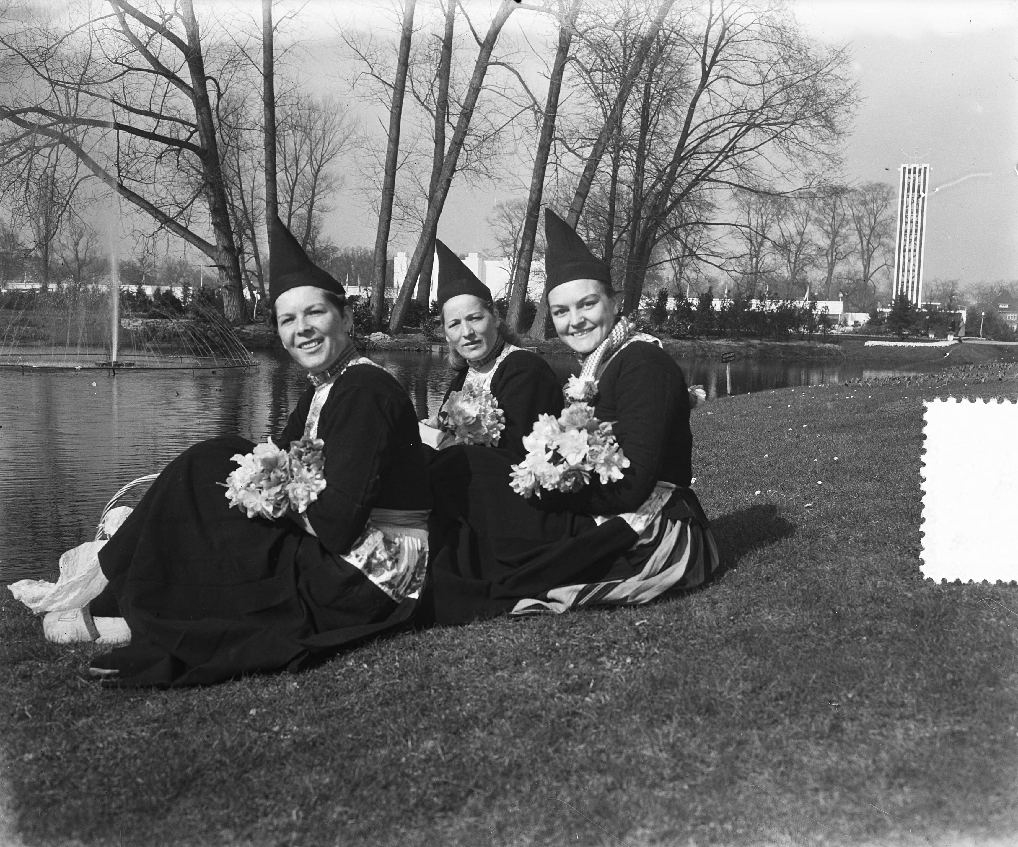 Bloemententoonstelling "Flora" te Heemstede. Volendamse meisjes — Foto: Pot, Harry / Anefo. — Licentie: Set B: Rechtenvrij / Publiek Domein. Bron: Nationaal Archief. http://hdl.handle.net/10648/a908c0da-d0b4-102d-bcf8-003048976d84