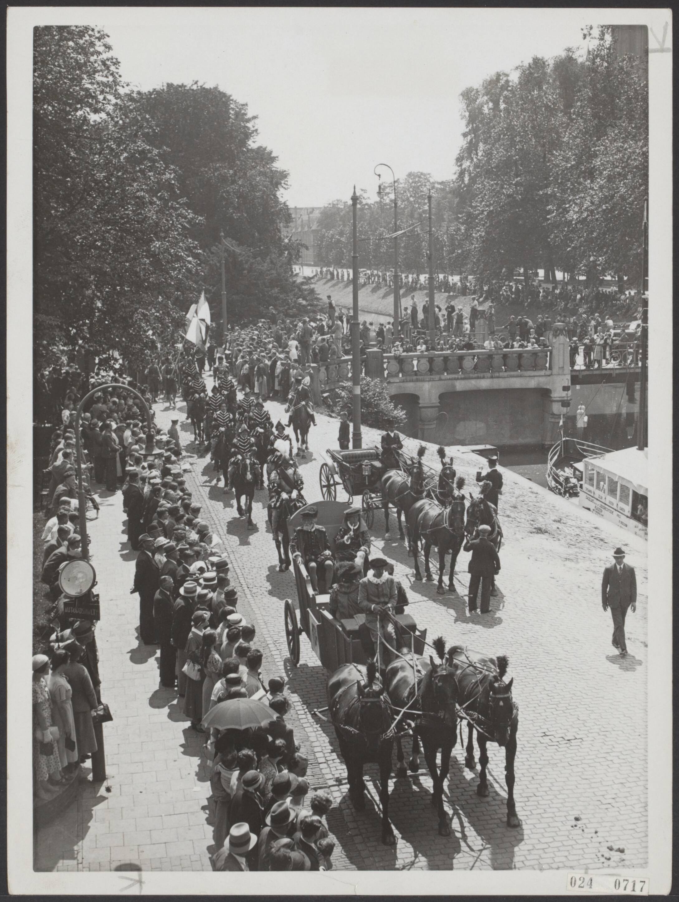 Fotocollectie Elsevier Binnenland — Maskeradeoptocht — Foto: N.V. Polygoon. Licentie: Set B: Rechtenvrij / Publiek Domein. Bron: Nationaal Archief. http://hdl.handle.net/10648/add8445a-d0b4-102d-bcf8-003048976d84