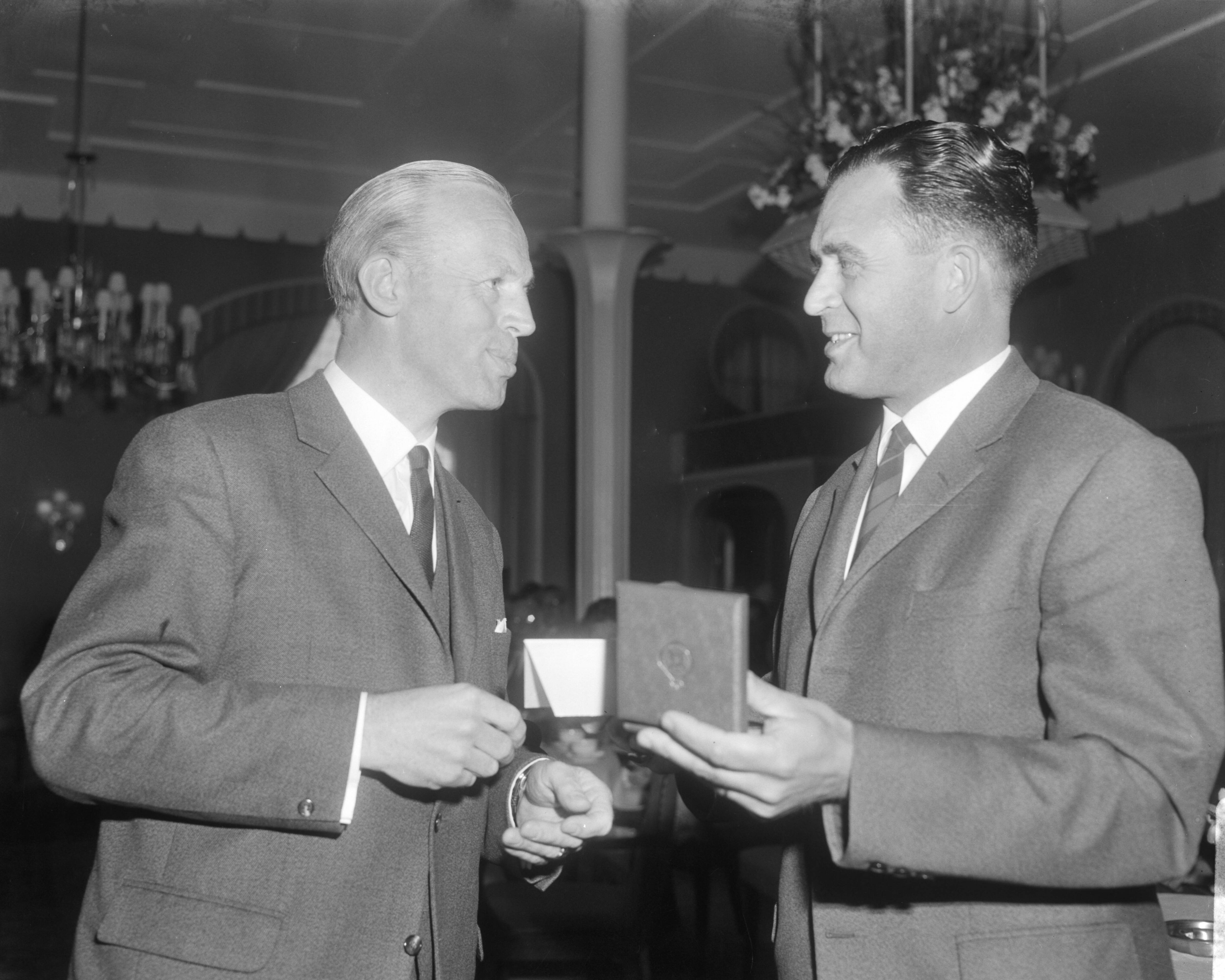 Fotocollectie Anefo — Uitreiking ANWB-prijzen te Den Haag , H.A. Bollen — Foto: Bilsen, Joop van / Anefo. Licentie: Set B: Rechtenvrij / Publiek Domein. Bron: Nationaal Archief. http://hdl.handle.net/10648/aaed416e-d0b4-102d-bcf8-003048976d84