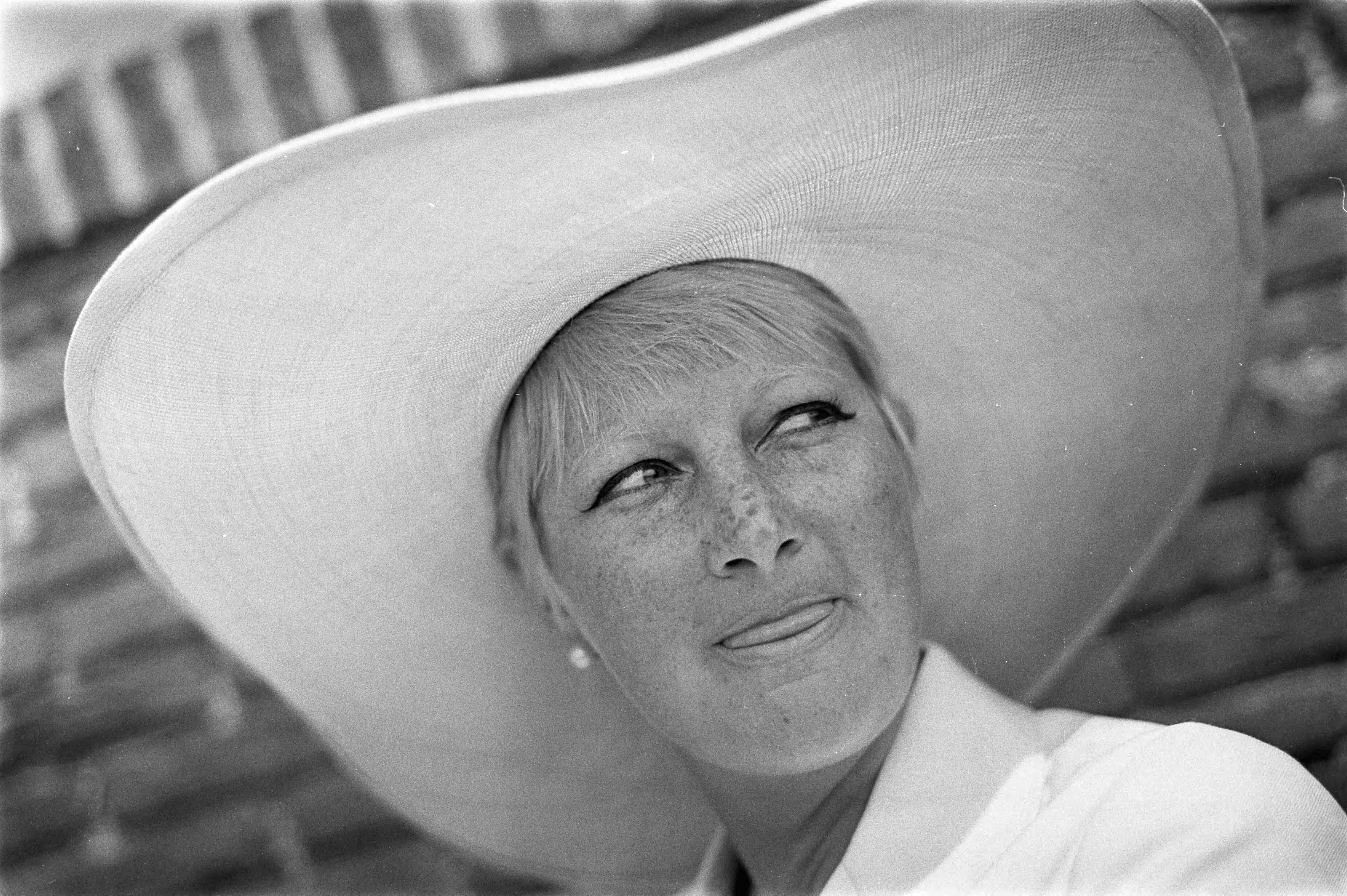Fotocollectie Anefo — Nieuwe langspeelplaat van Adèle Bloemendaal. Adèle — Foto: Nijs, Jac. de / Anefo. Licentie: Set B: Rechtenvrij / Publiek Domein. Bron: Nationaal Archief. http://hdl.handle.net/10648/ab1ffb40-d0b4-102d-bcf8-003048976d84