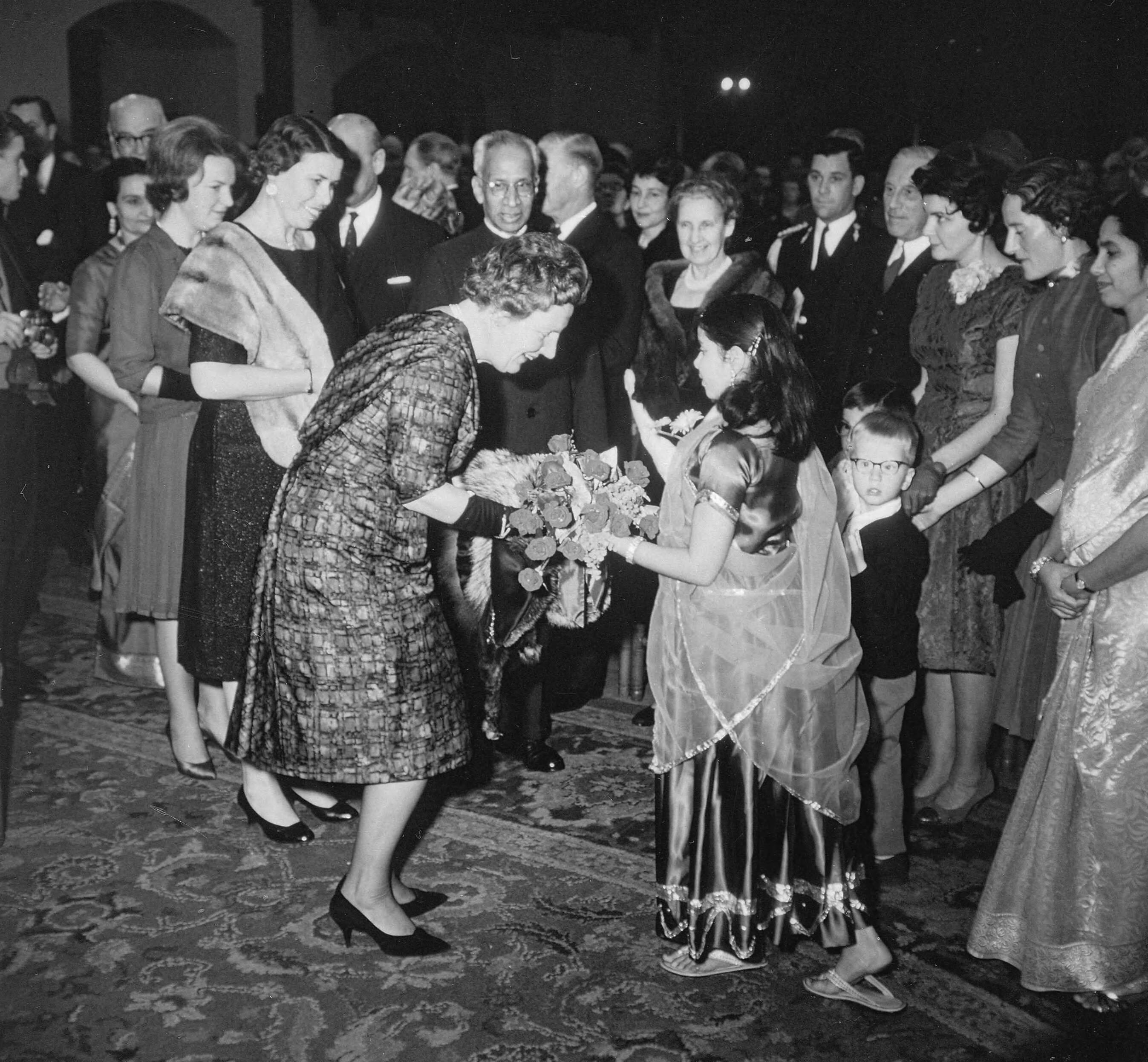 Fotocollectie RVD / Koninklijk Huis — Koningin Juliana krijgt bloemen tijdens Tagore-herdenking in de Ridderzaal te Den Haag. Tweede van links is prinses Irene. Donderdag 19 oktober 1961 — Foto: Rousel (repro) / RVD. Licentie: Set B: Rechtenvrij / Publiek Domein. Bron: Nationaal Archief. http://hdl.handle.net/10648/afb4dc84-d0b4-102d-bcf8-003048976d84