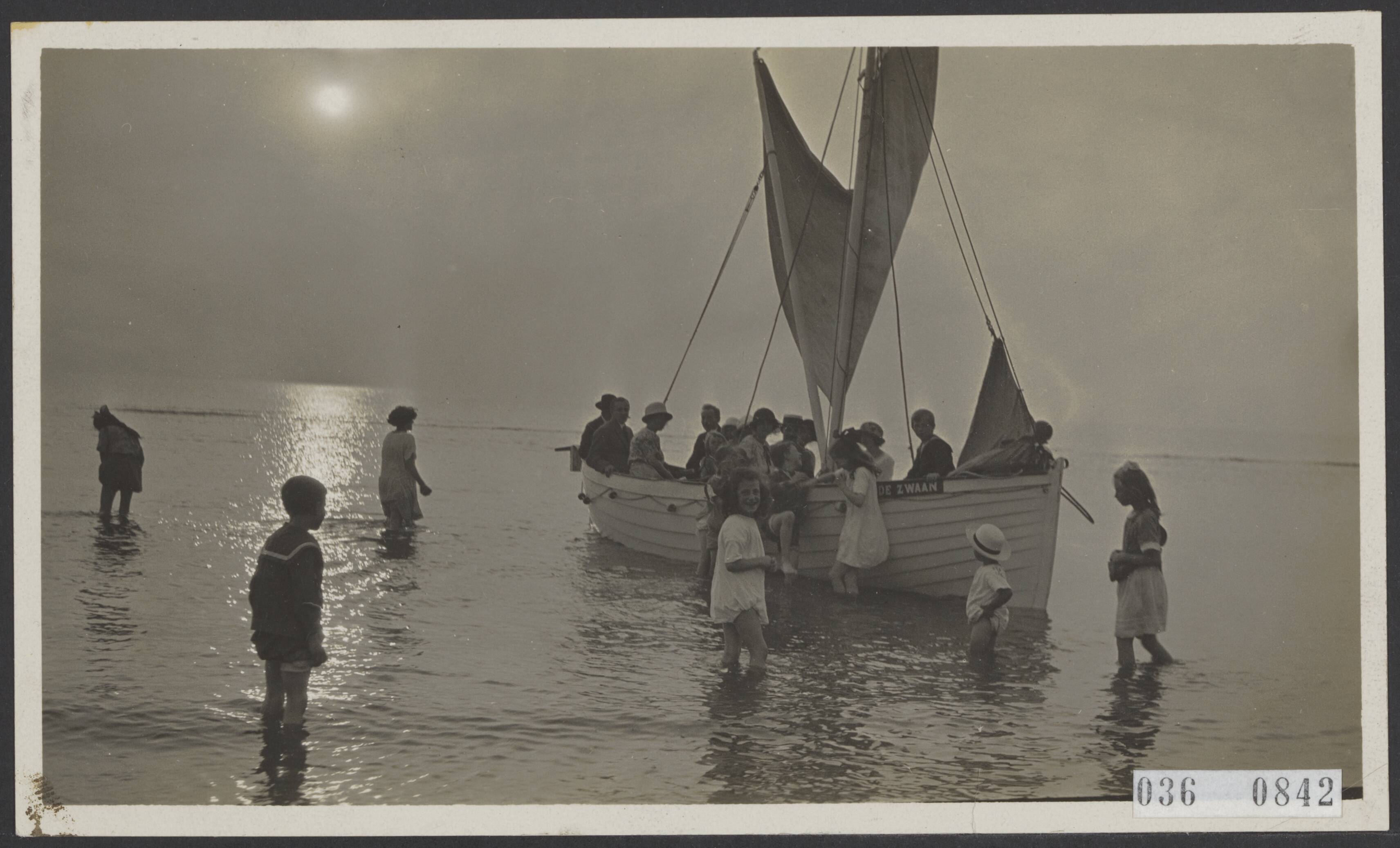Fotocollectie Elsevier Binnenland — Avond aan zee te Zandvoort [zeilboot met passagiers omringd door kinderen] — Foto: Onbekend / Publiek Domein of Rechtenvrij. Licentie: Set B: Rechtenvrij / Publiek Domein. Bron: Nationaal Archief. http://hdl.handle.net/10648/aded028c-d0b4-102d-bcf8-003048976d84