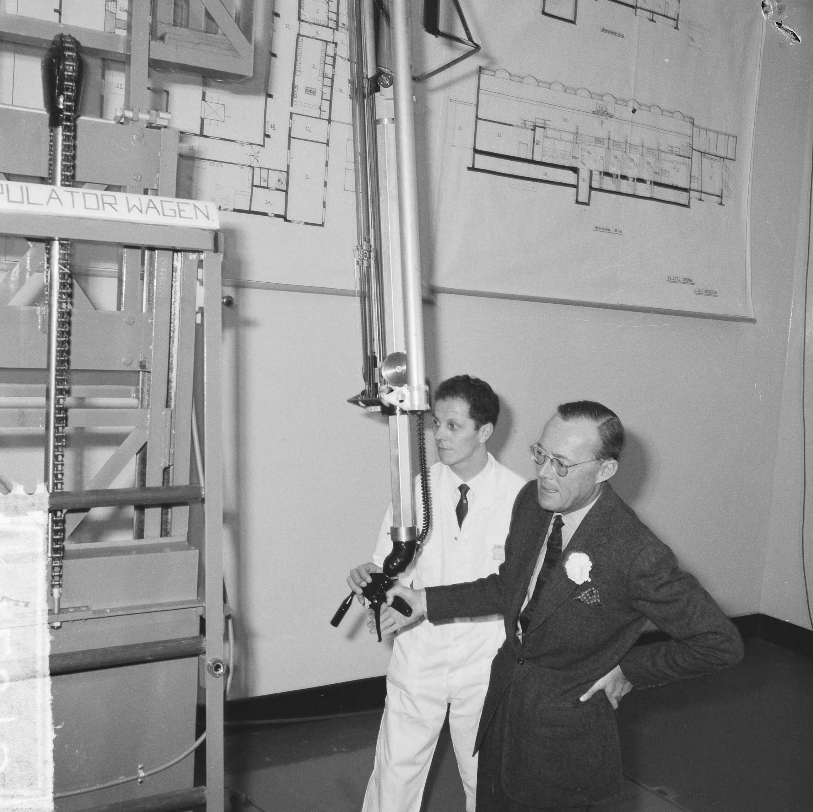 Fotocollectie Anefo — Prins Bernhard bezocht reactorcentrum Petten, de prins tijdens rondgang — Foto: Nijs, Jac. de / Anefo. Licentie: Set B: Rechtenvrij / Publiek Domein. Bron: Nationaal Archief. http://hdl.handle.net/10648/aa8606fc-d0b4-102d-bcf8-003048976d84