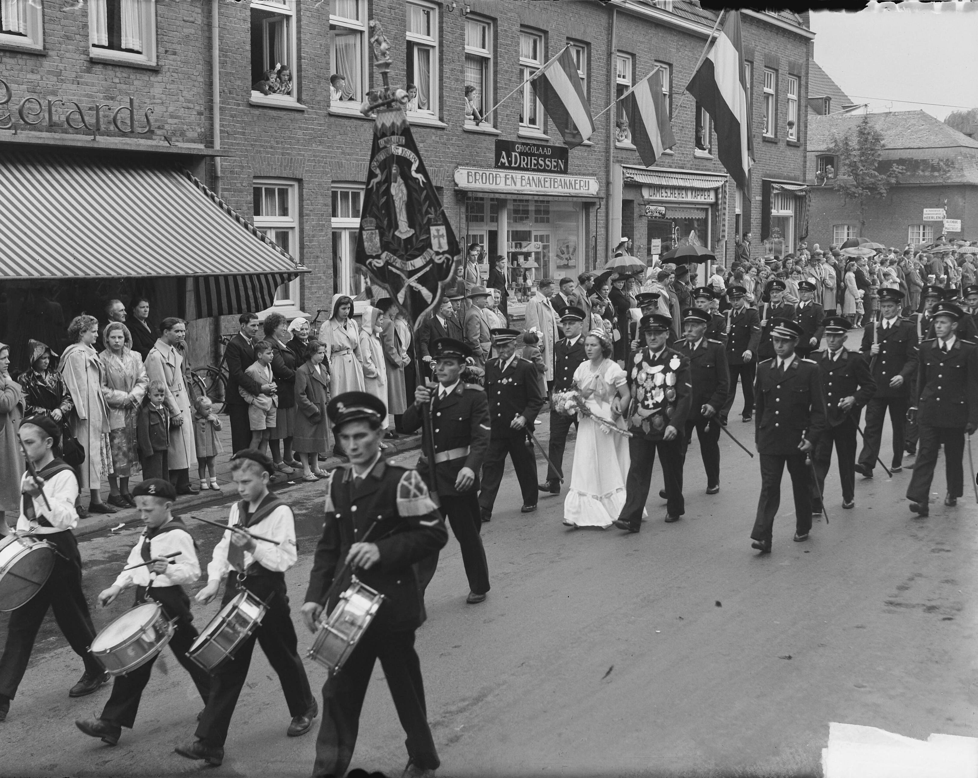 300-jarig bestaan schutterij St. Bavo — Optocht t.g.v. 300-jarig bestaan schutterij St. Bavo. Koninklijke Schutterij St. Joseph uit Stein — Foto: Oorschot, […] van / Anefo. Licentie: Set B: Rechtenvrij / Publiek Domein. Bron: Nationaal Archief. http://hdl.handle.net/10648/a8daf1aa-d0b4-102d-bcf8-003048976d84