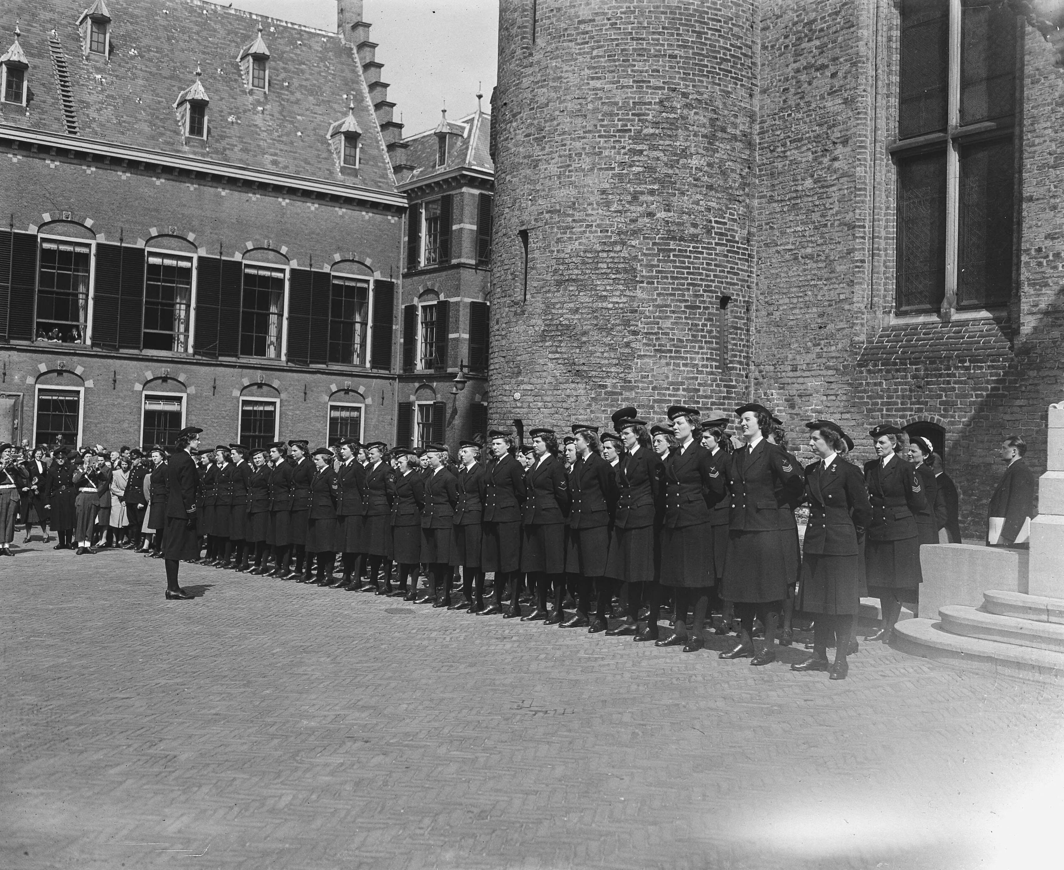Fotocollectie Anefo — Mevrouw Roosevelt in Den Haag met prinses Juliana. Erewacht Marva's — Foto: Noske, J.D. / Anefo. Licentie: Set B: Rechtenvrij / Publiek Domein. Bron: Nationaal Archief. http://hdl.handle.net/10648/a8b55e9a-d0b4-102d-bcf8-003048976d84