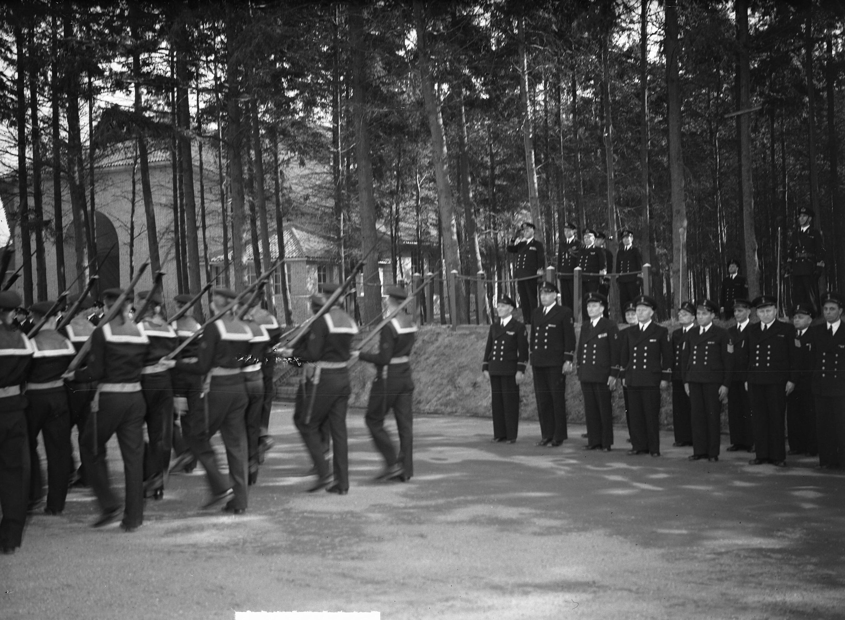 Fotocollectie Anefo — Vice Admiraal Kolthe in de MOC Hilversum — Foto: Fotograaf Onbekend / Anefo. Licentie: Set B: Rechtenvrij / Publiek Domein. Bron: Nationaal Archief. http://hdl.handle.net/10648/a8c555ac-d0b4-102d-bcf8-003048976d84