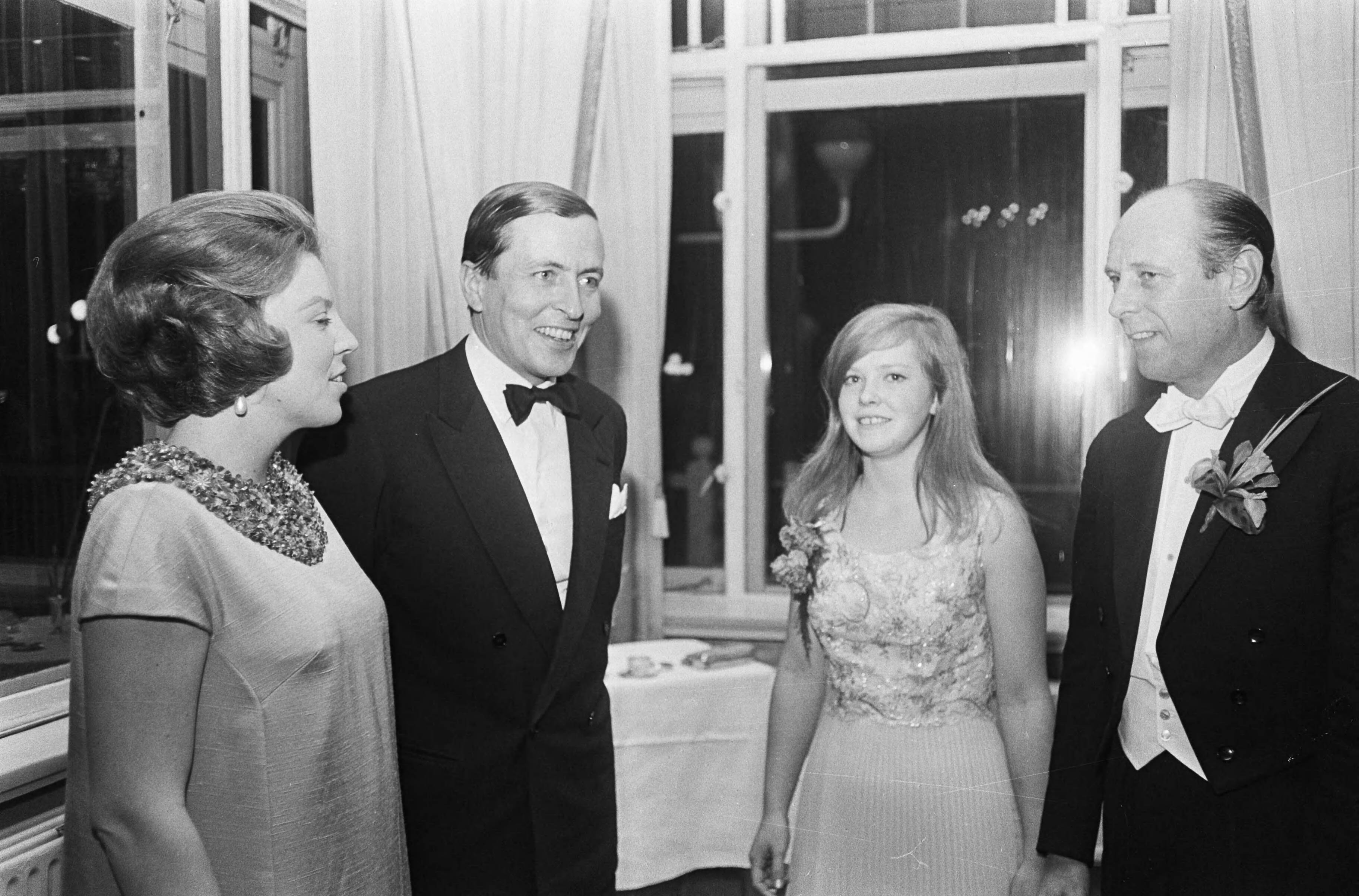 Fotocollectie Anefo — Prinses Beatrix en prins Claus bij Gala-concert Nederlands Studenten Orkest te Scheveningen — Foto: Koch, Eric / Anefo. Licentie: Set B: Rechtenvrij / Publiek Domein. Bron: Nationaal Archief. http://hdl.handle.net/10648/ab0db02a-d0b4-102d-bcf8-003048976d84