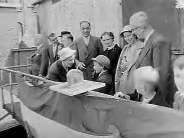 Fotocollectie Anefo — Tewaterlating vrachtschip "Spolanda" bij de Zaanlandsche Scheepsbouwmaatschappij te Zaandam. De doopplechtigheid werd verricht door mej. Danielle Smith, dochter van een van de commissarissen van rederij Spoorhout — Foto: Bilsen, Joop van / Anefo. Licentie: Set B: Rechtenvrij / Publiek Domein. Bron: Nationaal Archief. http://hdl.handle.net/10648/a97d2894-d0b4-102d-bcf8-003048976d84