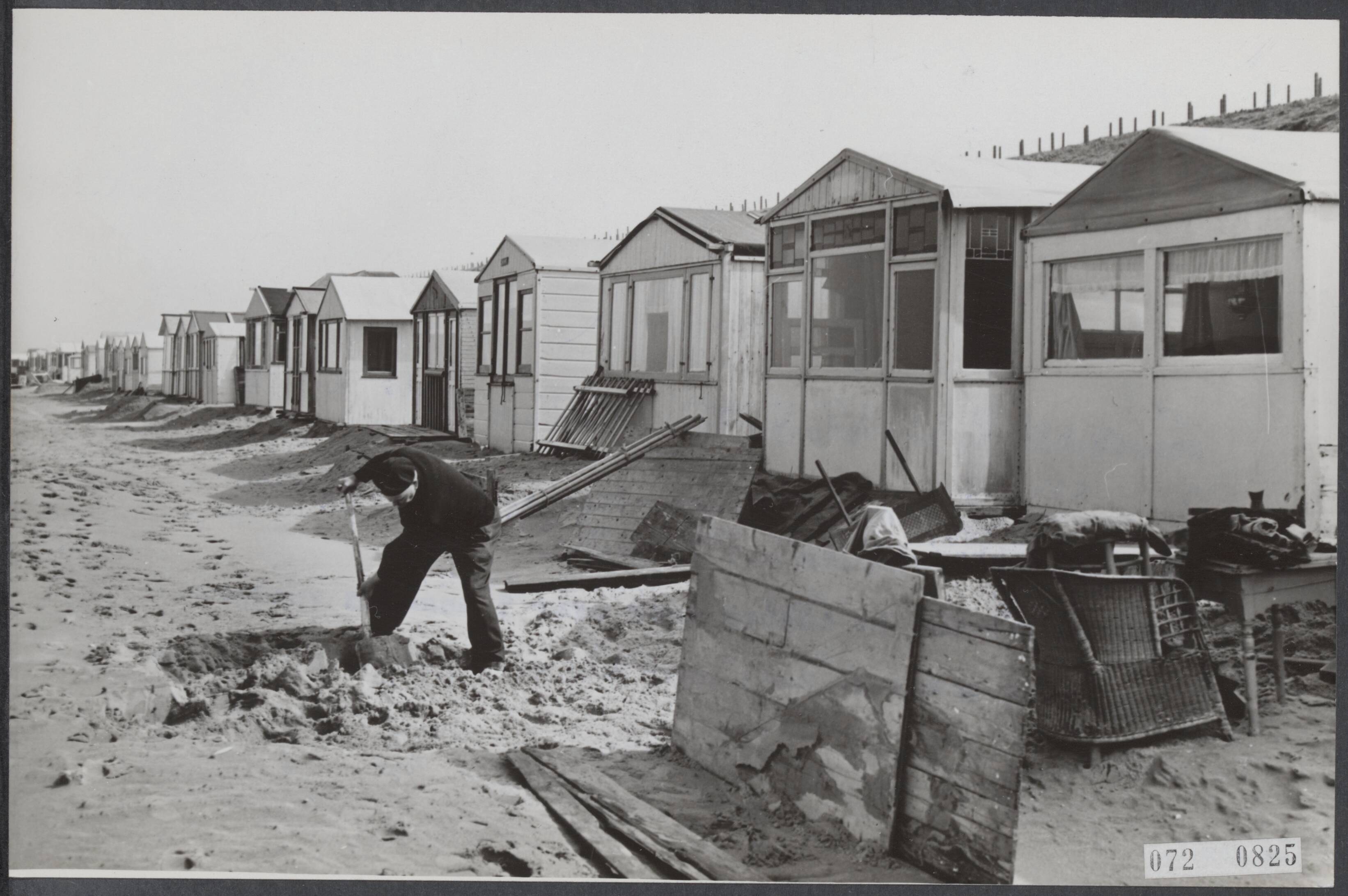 Fotocollectie Elsevier Binnenland — Opbouw van zomerhuisjes op het strand van Zandvoort — Foto: Fotograaf Onbekend / Anefo. Licentie: Set B: Rechtenvrij / Publiek Domein. Bron: Nationaal Archief. http://hdl.handle.net/10648/ae1195fc-d0b4-102d-bcf8-003048976d84