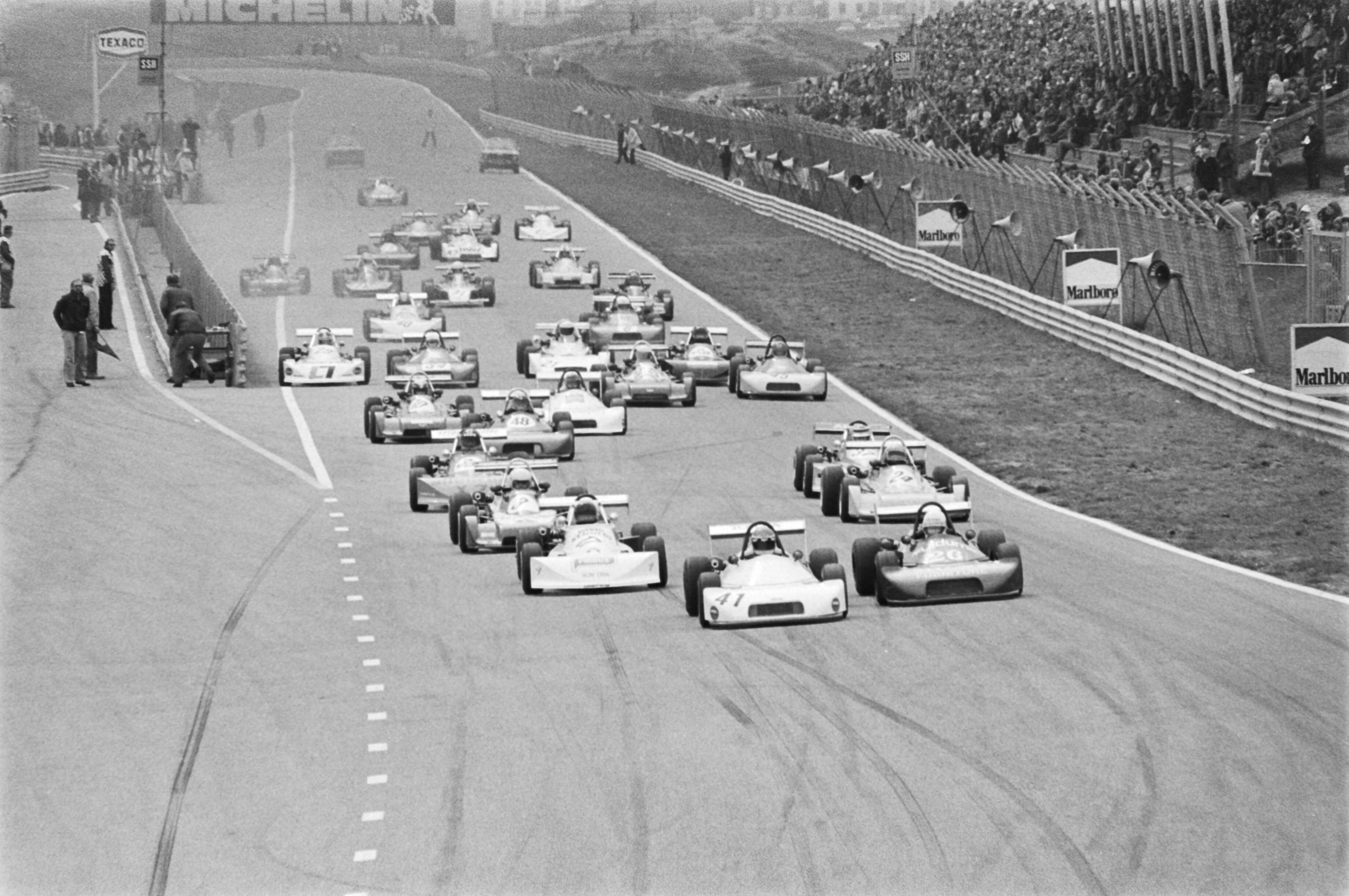 Paasraces Zandvoort 1977 — Start van de Formule 3 race — Foto: Suyk, Koen / Anefo. Licentie: Set B: Rechtenvrij / Publiek Domein. Bron: Nationaal Archief. http://hdl.handle.net/10648/ac997280-d0b4-102d-bcf8-003048976d84