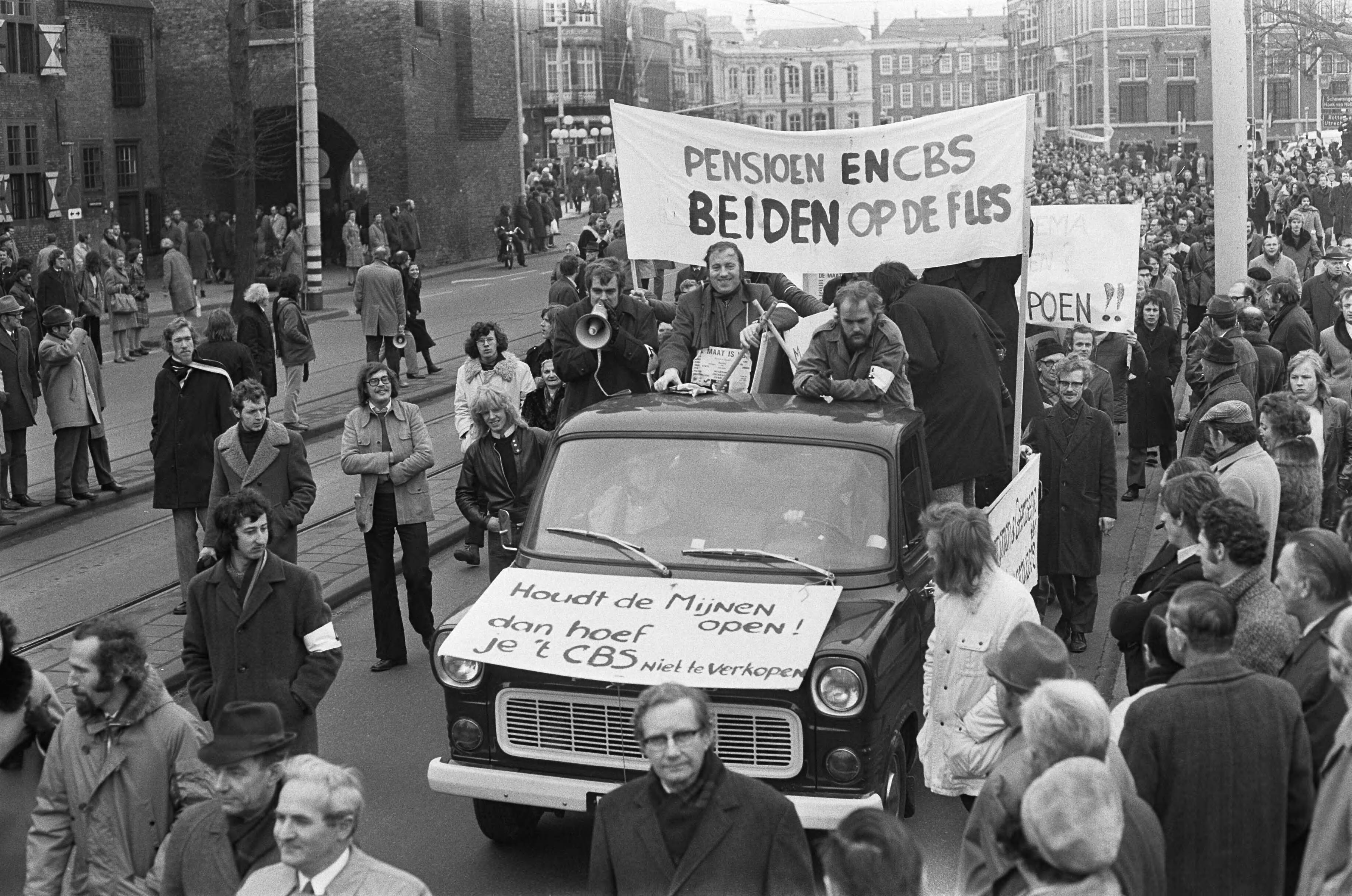 Fotocollectie Anefo — Ambtenaren (meer dan 40.000) demonstreren in Den Haag , demonstranten onderweg naar Binnenhof — Foto: Peters, Hans / Anefo. Licentie: Set B: Rechtenvrij / Publiek Domein. Bron: Nationaal Archief. http://hdl.handle.net/10648/ac245964-d0b4-102d-bcf8-003048976d84