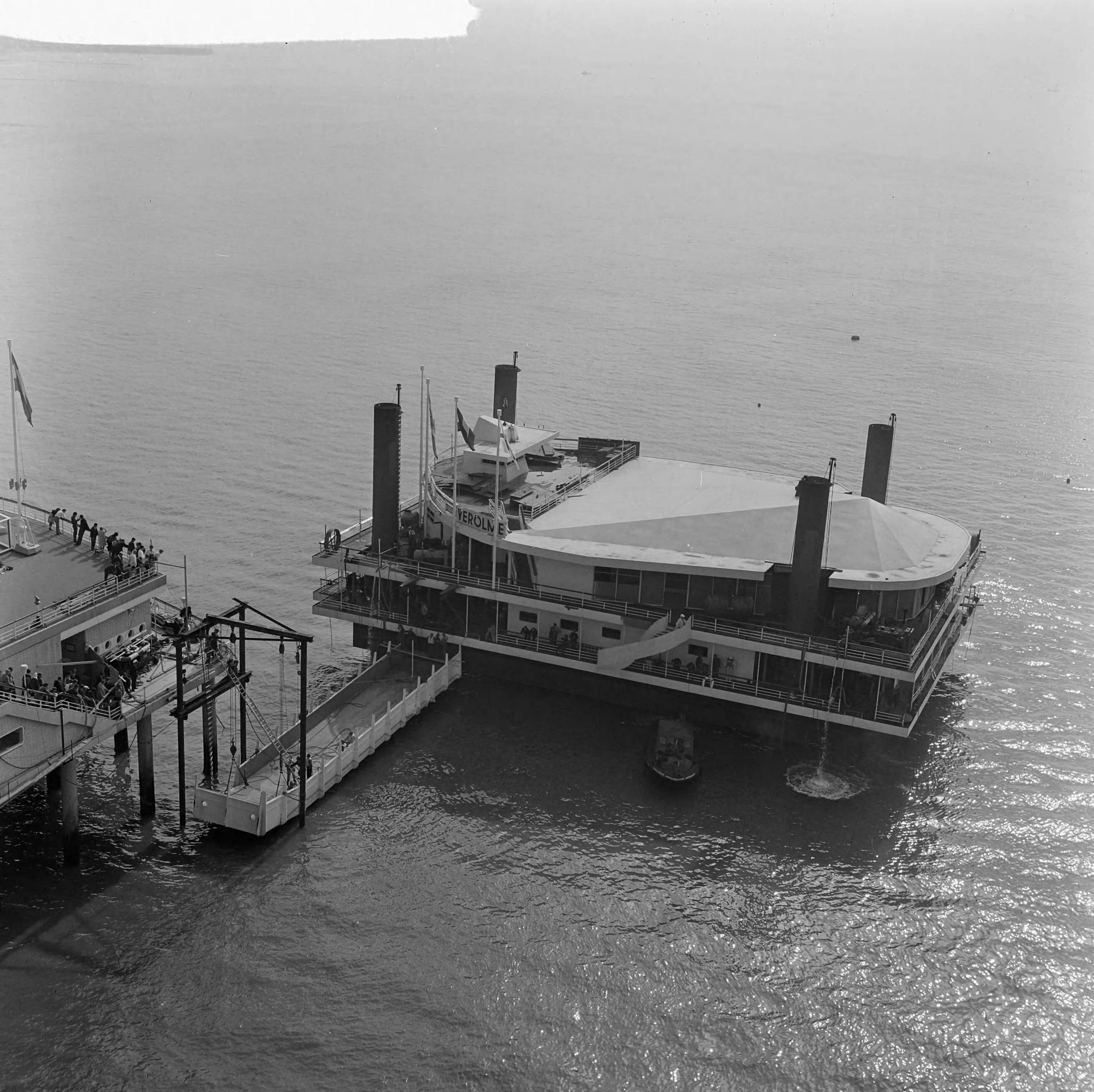 Fotocollectie Anefo — Vierde eiland aan Scheveningse pier geplaatst — Foto: Koch, Eric / Anefo. Licentie: Set B: Rechtenvrij / Publiek Domein. Bron: Nationaal Archief. http://hdl.handle.net/10648/aa7394ea-d0b4-102d-bcf8-003048976d84