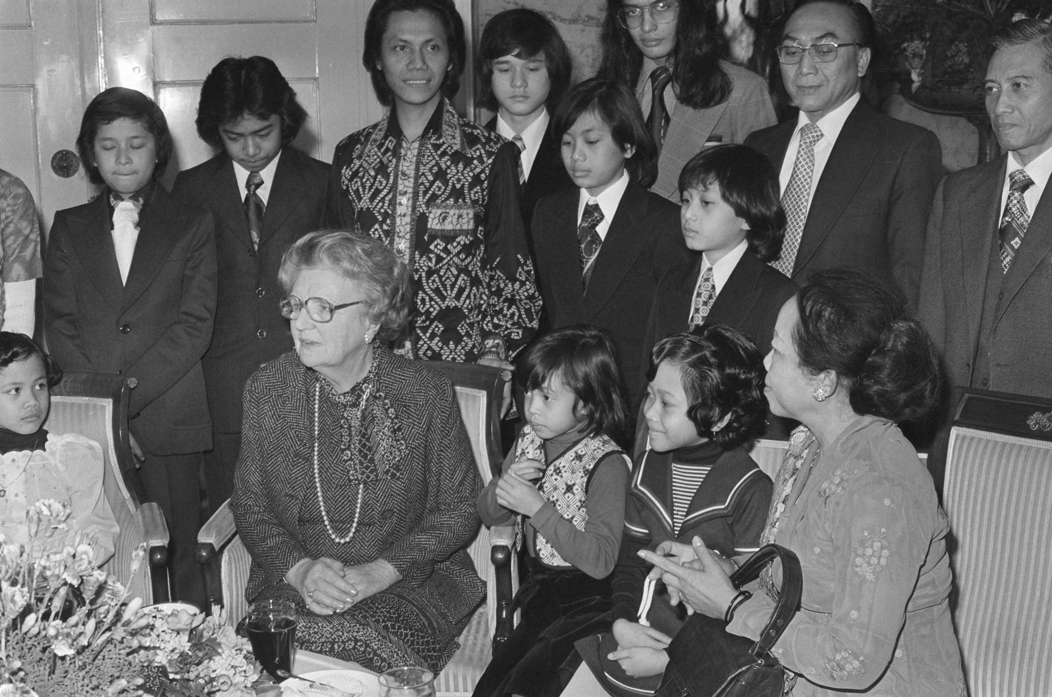Fotocollectie Anefo — koningin Juliana ontvangt ex-gijzelaars Ind. Consulaat op Paleis Soestdijk ; koningin Juliana en gijzelaars op Soestdijk — Foto: Mieremet, Rob / Anefo. Licentie: Set B: Rechtenvrij / Publiek Domein. Bron: Nationaal Archief. http://hdl.handle.net/10648/ac7cc860-d0b4-102d-bcf8-003048976d84