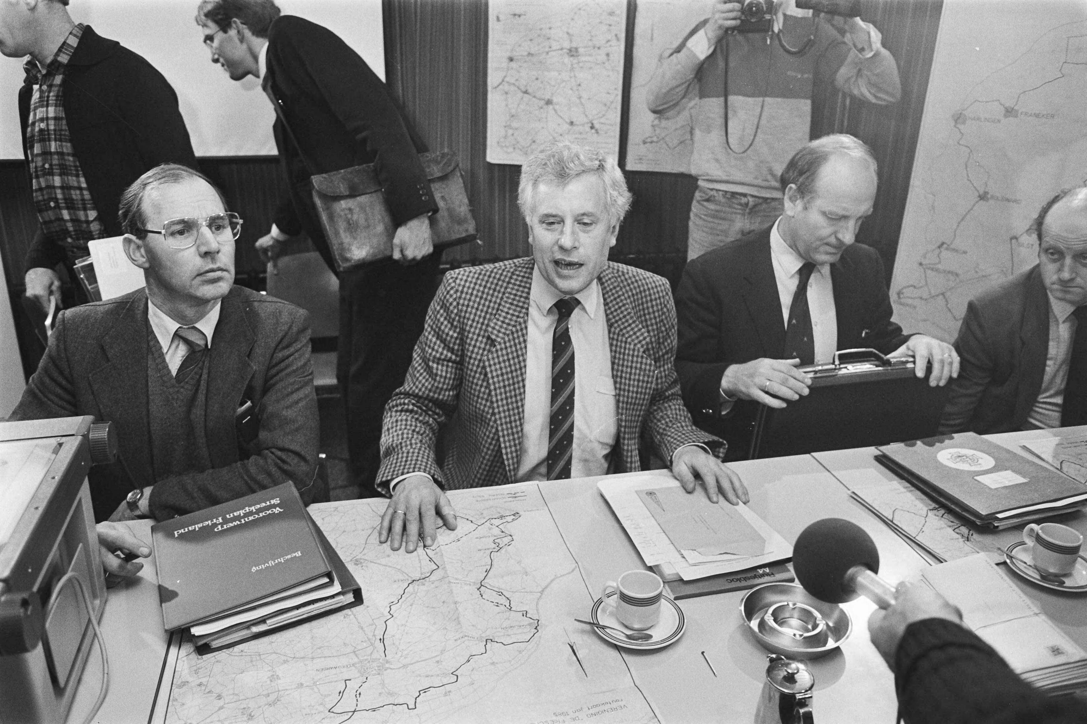 Fotocollectie Anefo — Bestuur Vereniging Friese Elfsteden en rayonhoofden bij i.v.m. ijstoestand (Elfstedentocht) in Leeuwarden; Sipkema — Foto: Croes, Rob C. / Anefo. Licentie: Set B: Rechtenvrij / Publiek Domein. Bron: Nationaal Archief. http://hdl.handle.net/10648/ad41bd96-d0b4-102d-bcf8-003048976d84
