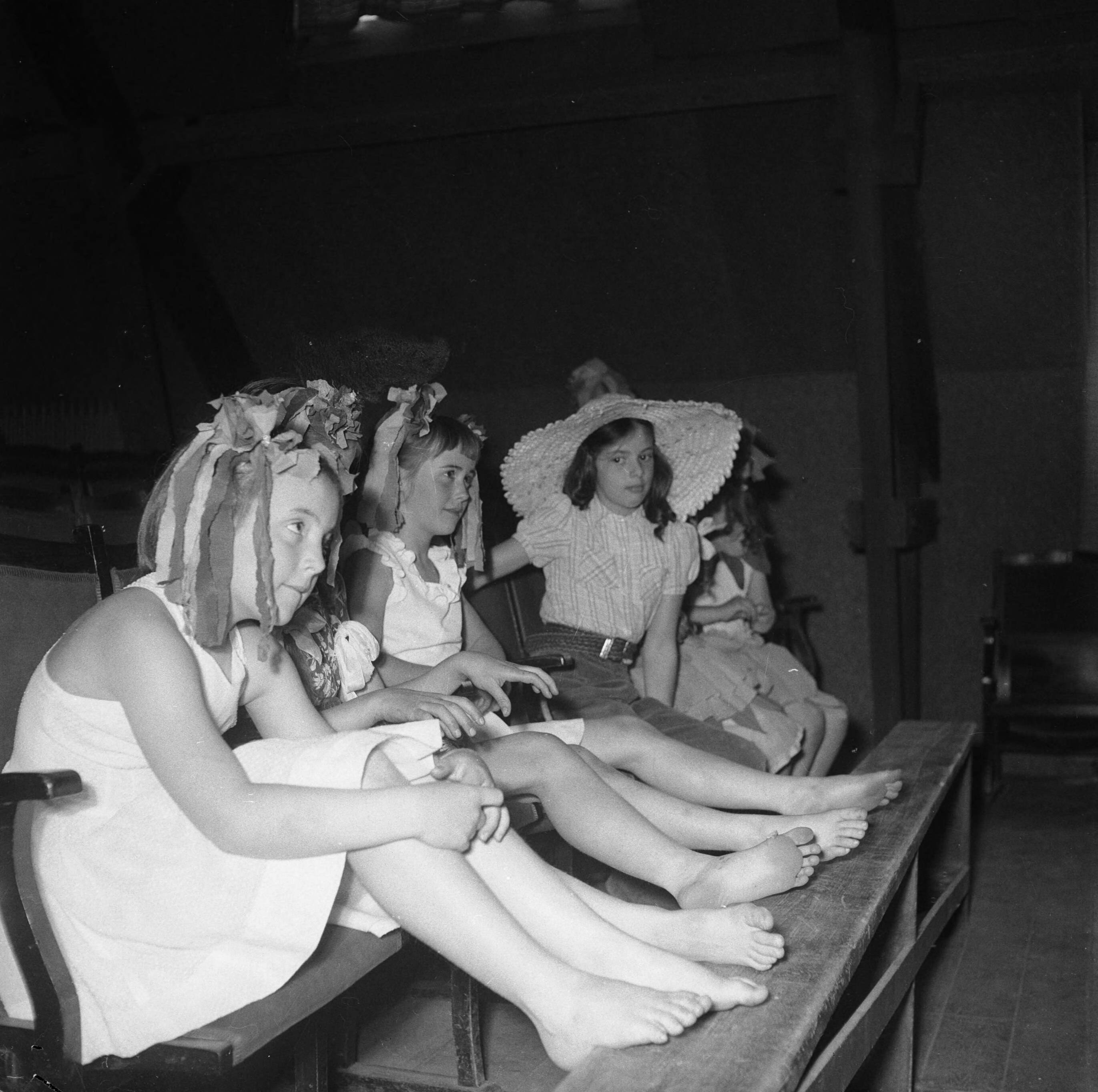 Fotocollectie RVD / Koninklijk Huis — Prinses Margriet tijdens uitvoering ballet in het Plankenierstheater te Huizen, 1952 — Foto: Rousel (repro) / RVD. Licentie: Set B: Rechtenvrij / Publiek Domein. Bron: Nationaal Archief. http://hdl.handle.net/10648/afb8ee5a-d0b4-102d-bcf8-003048976d84