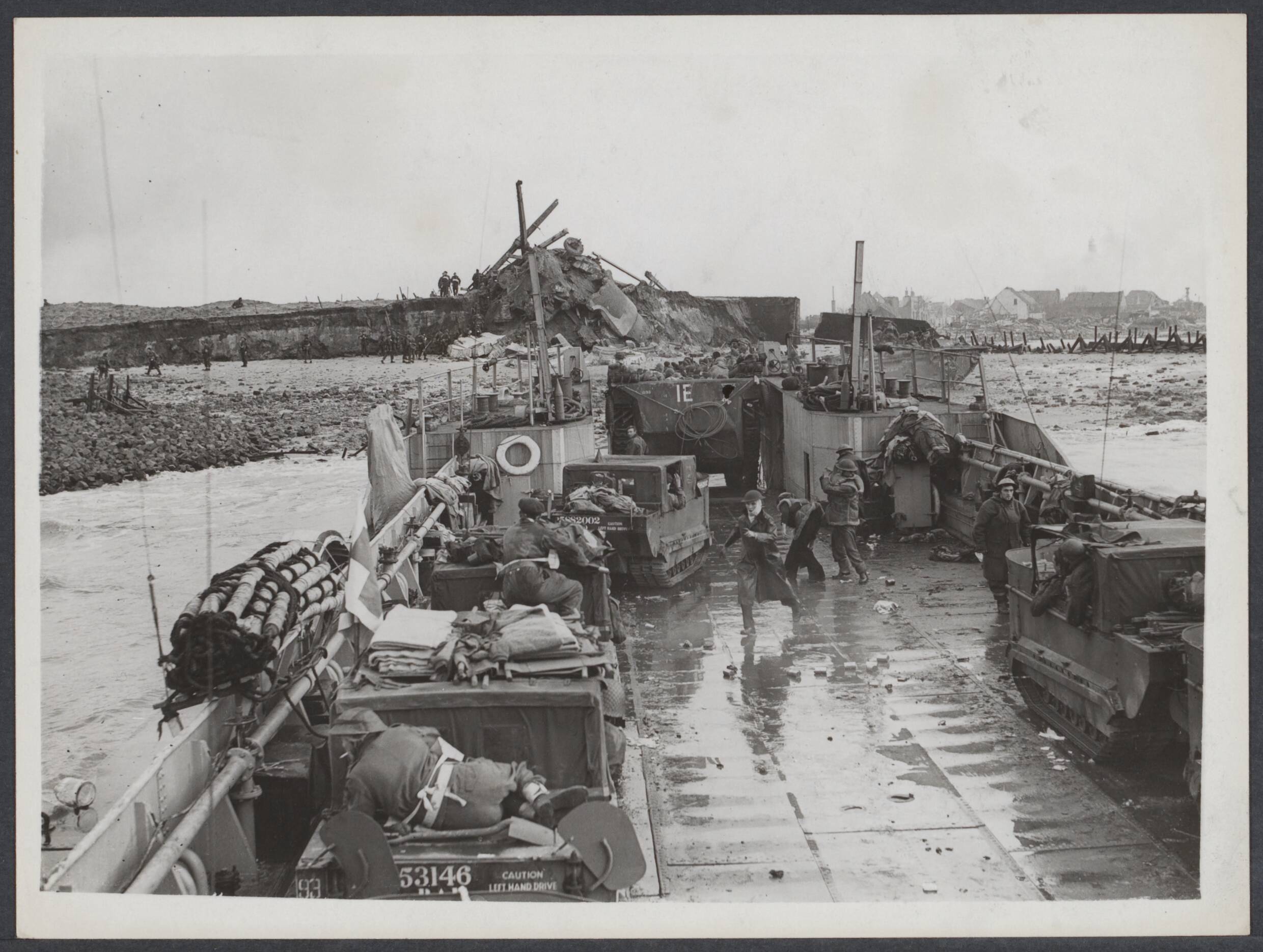 Westkapelle. Raid op de wijk van - 1944 — British Marine Commandos land on Walcheren at Westkapelle. The scene at the beach-head as Royal Marine Commandos drive their amphbious fighting vehicles ashore from the landing craft — Foto: British Admiralty. Licentie: Set B: Rechtenvrij / Publiek Domein. Bron: Nationaal Archief. http://hdl.handle.net/10648/dbccf053-64e7-e249-0137-2ee93eb6bc9a