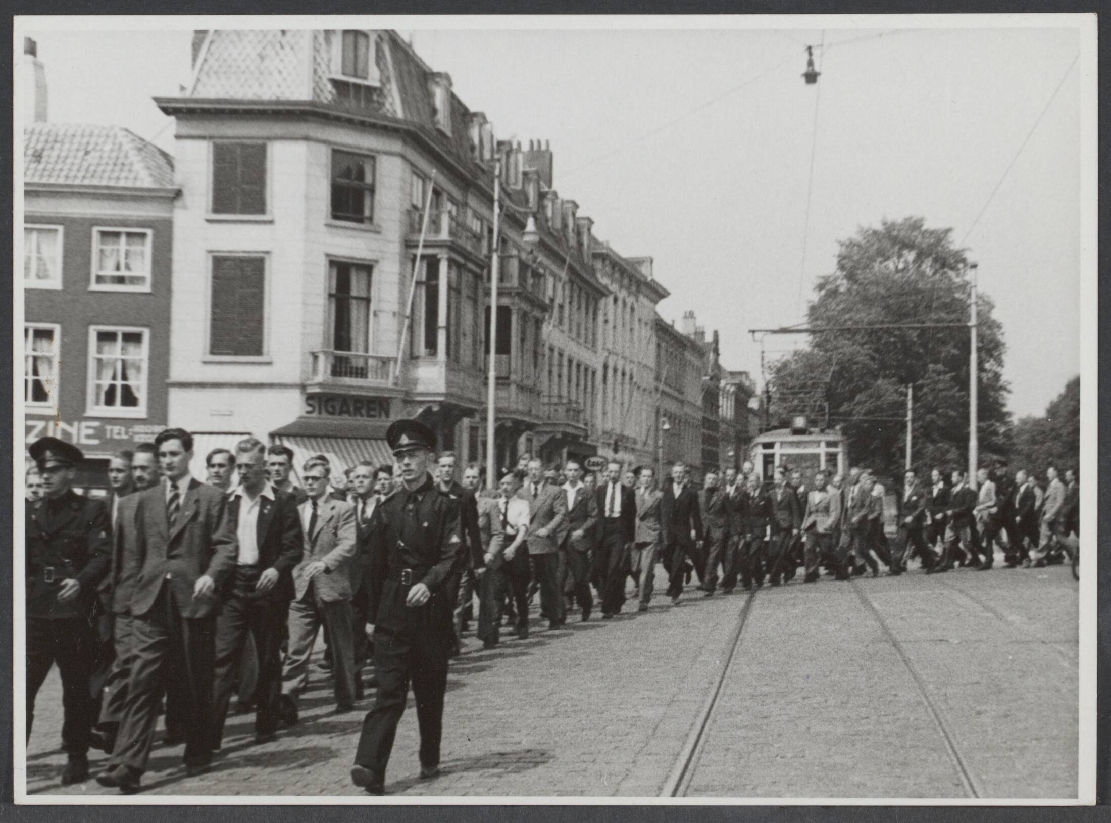 Vrijwilligers Legioen Nederland — [Vrijwilligers van het Legioen Nederland op weg naar het station Den Haag Hollands Spoor] — Foto: International Photo & Reportage Service (IP&RS). Licentie: Set B: Rechtenvrij / Publiek Domein. Bron: Nationaal Archief. http://hdl.handle.net/10648/b22e99e9-606b-2a61-c008-730ff072ad31