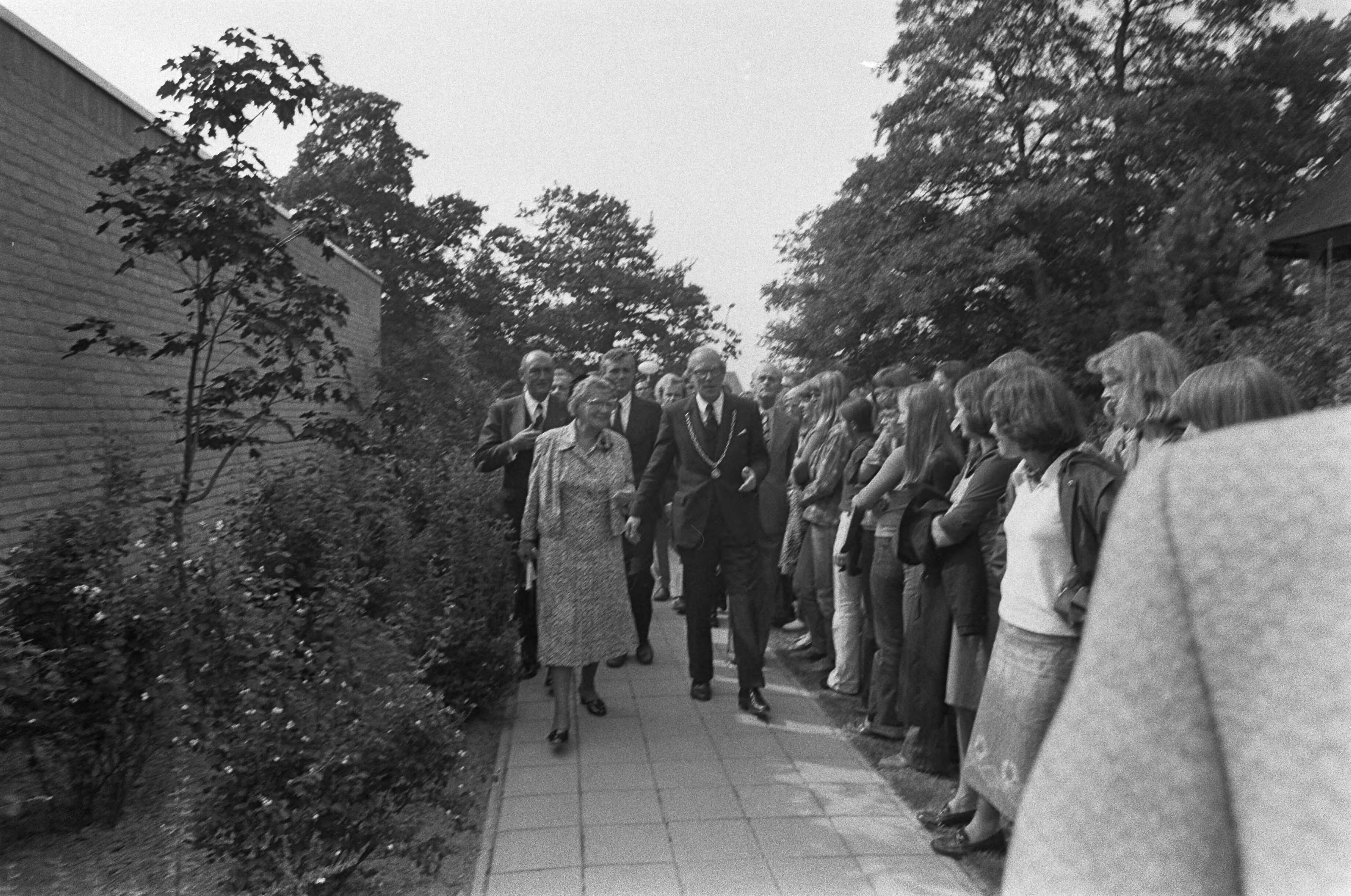 Fotocollectie Anefo — Koningin Juliana bezoekt Haren (Groningen) met bommelding; Koningin tijdens wandeling — Foto: Mieremet, Rob / Anefo. Licentie: Set B: Rechtenvrij / Publiek Domein. Bron: Nationaal Archief. http://hdl.handle.net/10648/ac71a9b2-d0b4-102d-bcf8-003048976d84