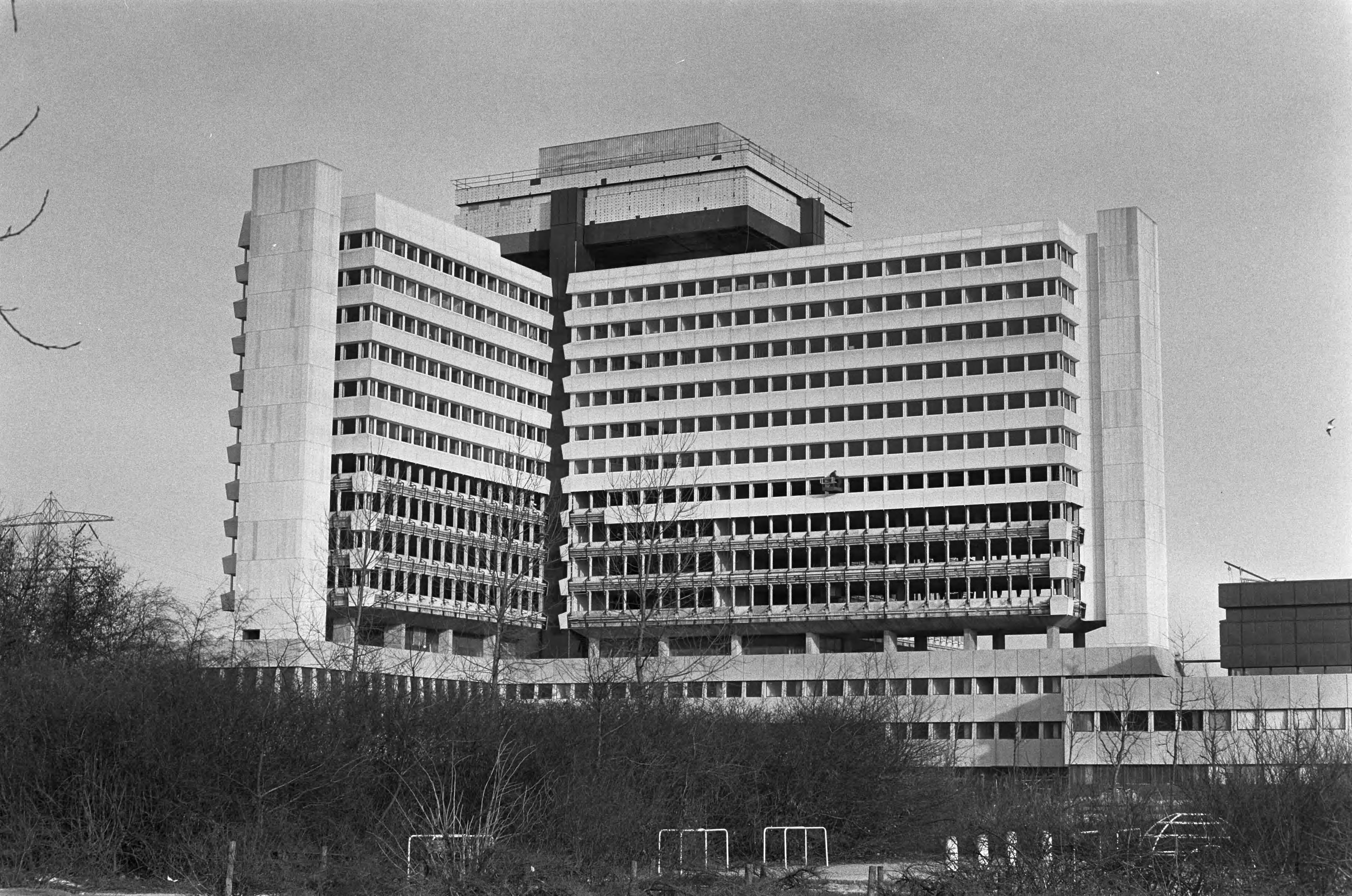 Fotocollectie Anefo — Nieuw gebouw CBS (Centraal Bureau voor de Statistiek) in Voorburg, exterieur — Foto: Peters, Hans / Anefo. Licentie: Set B: Rechtenvrij / Publiek Domein. Bron: Nationaal Archief. http://hdl.handle.net/10648/ac22dd28-d0b4-102d-bcf8-003048976d84