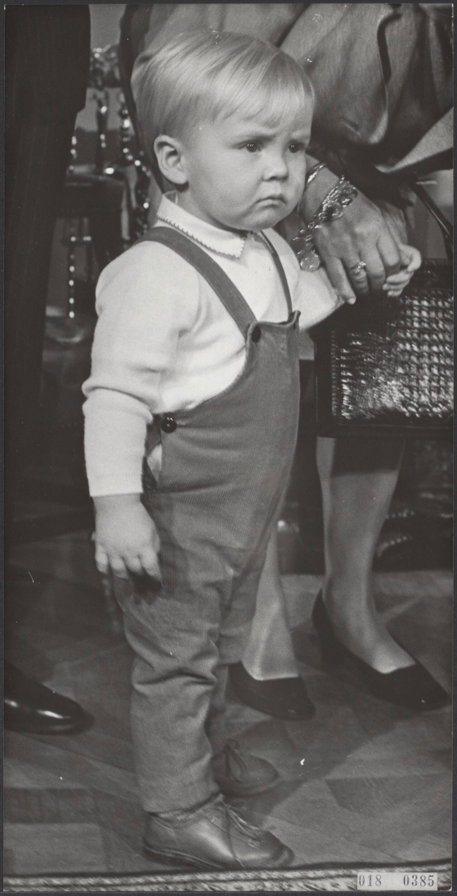 Fotocollectie Elsevier Binnenland — Prins Willem-Alexander kijkt onwennig naar de fotografen in de hal van kasteel Drakensteyn, tijdens een bijeenkomst waar prinses Beatrix aan een commissie voor gehandicapte kinderen, die een revalidatiecentrum in Suriname wil bouwen, een som gelds overhandigde — Foto: Fotograaf Onbekend / Anefo. Licentie: Set B: Rechtenvrij / Publiek Domein. Bron: Nationaal Archief. http://hdl.handle.net/10648/adc21572-d0b4-102d-bcf8-003048976d84