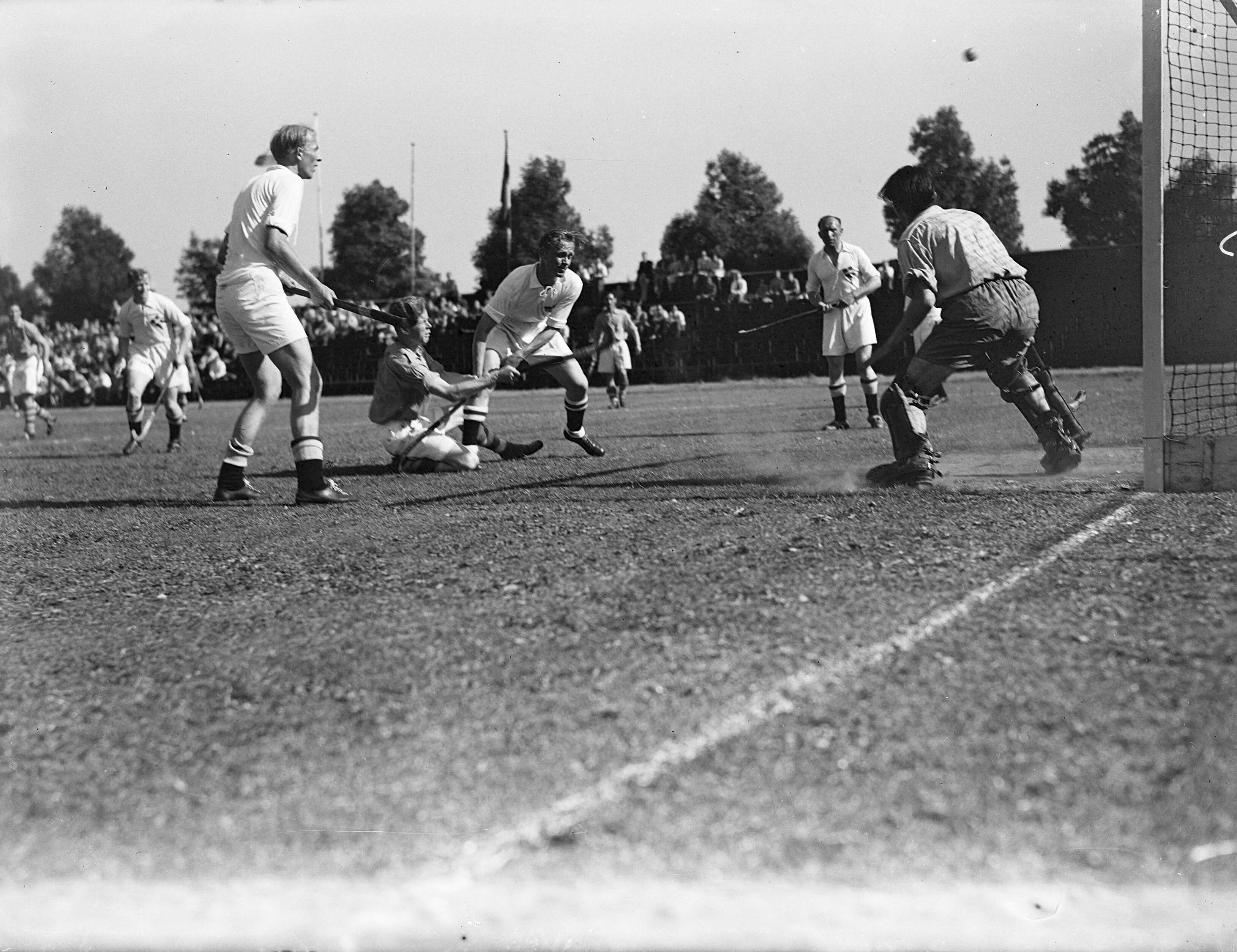 Fotocollectie Anefo — Hockey. Holland tegen Denemarken 2-2 — Foto: Noske, J.D. / Anefo. Licentie: Set B: Rechtenvrij / Publiek Domein. Bron: Nationaal Archief. http://hdl.handle.net/10648/a8a8ca40-d0b4-102d-bcf8-003048976d84