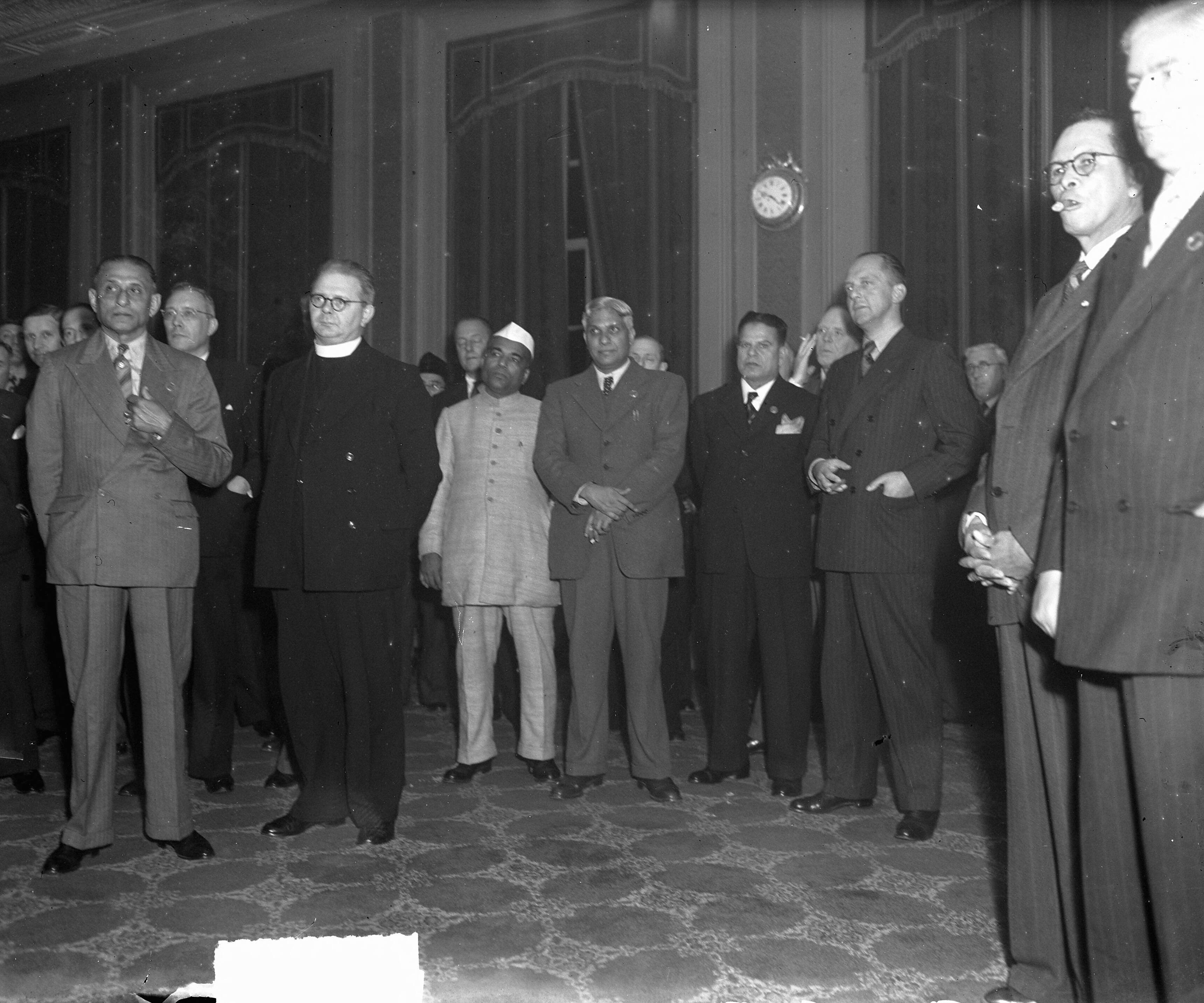 Fotocollectie Anefo — Ontvangst van parlementaire vertegenwoordigers van het Britse Gemenebest in het gebouw vande Tweede Kamer te Den Haag — Foto: Merk, Ben / Anefo. Licentie: Set B: Rechtenvrij / Publiek Domein. Bron: Nationaal Archief. http://hdl.handle.net/10648/a8bdc99a-d0b4-102d-bcf8-003048976d84
