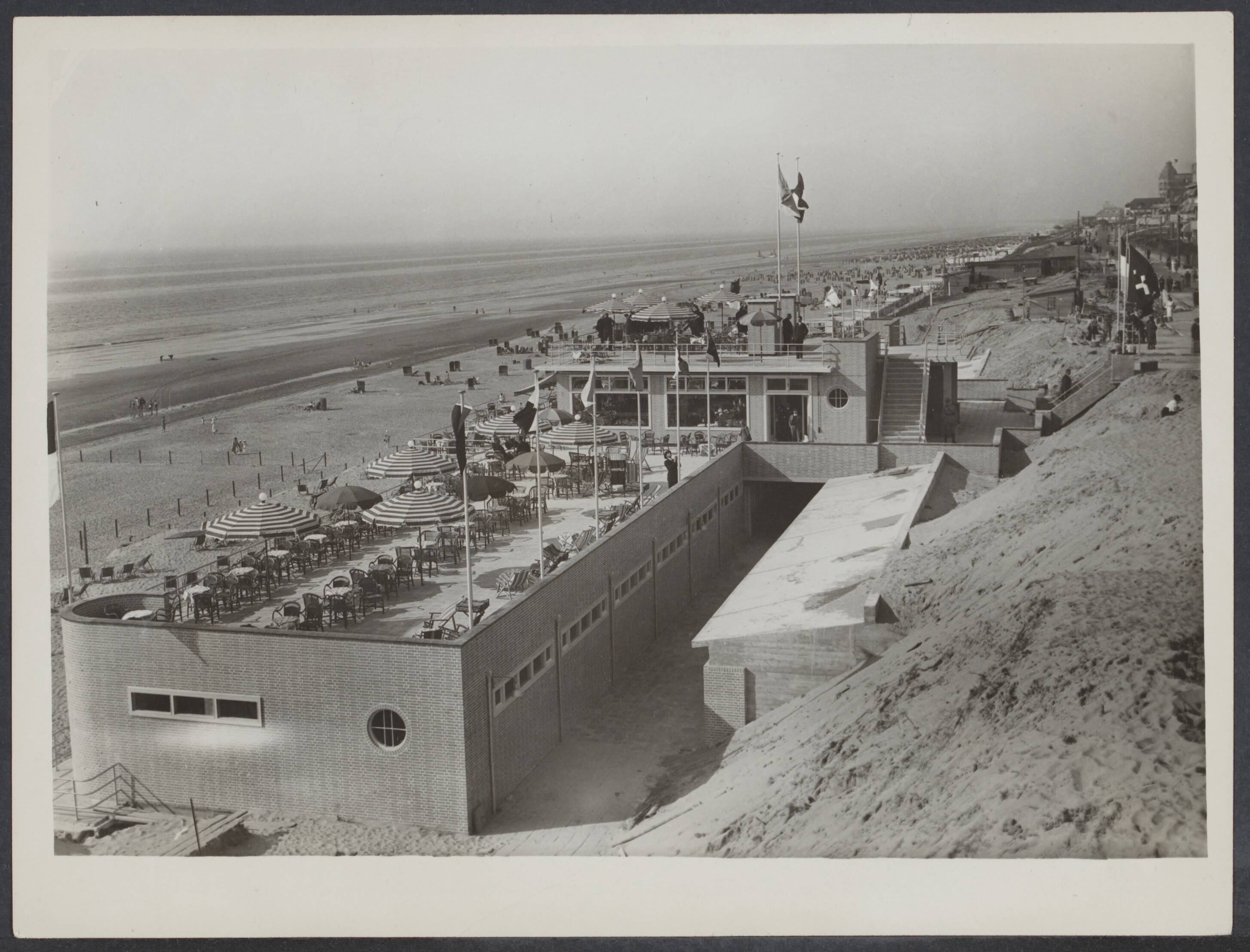 Zandvoort, vóór 1945 — Zandvoort. Opening gem. zee- en zonnebad-inrichting "Zuiderbad" — Foto: N.V. Vereenigde Fotobureaux. Licentie: Set B: Rechtenvrij / Publiek Domein. Bron: Nationaal Archief. http://hdl.handle.net/10648/995d88cd-d126-8d62-88d7-b12057497325