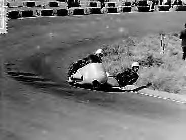 Fotocollectie Anefo — KNMV-motorraces en zijspanraces op het circuit van Zandvoort. Zijspan onder aan de Hunzerug — Foto: Bilsen, Joop van / Anefo. Licentie: Set B: Rechtenvrij / Publiek Domein. Bron: Nationaal Archief. http://hdl.handle.net/10648/a964acce-d0b4-102d-bcf8-003048976d84