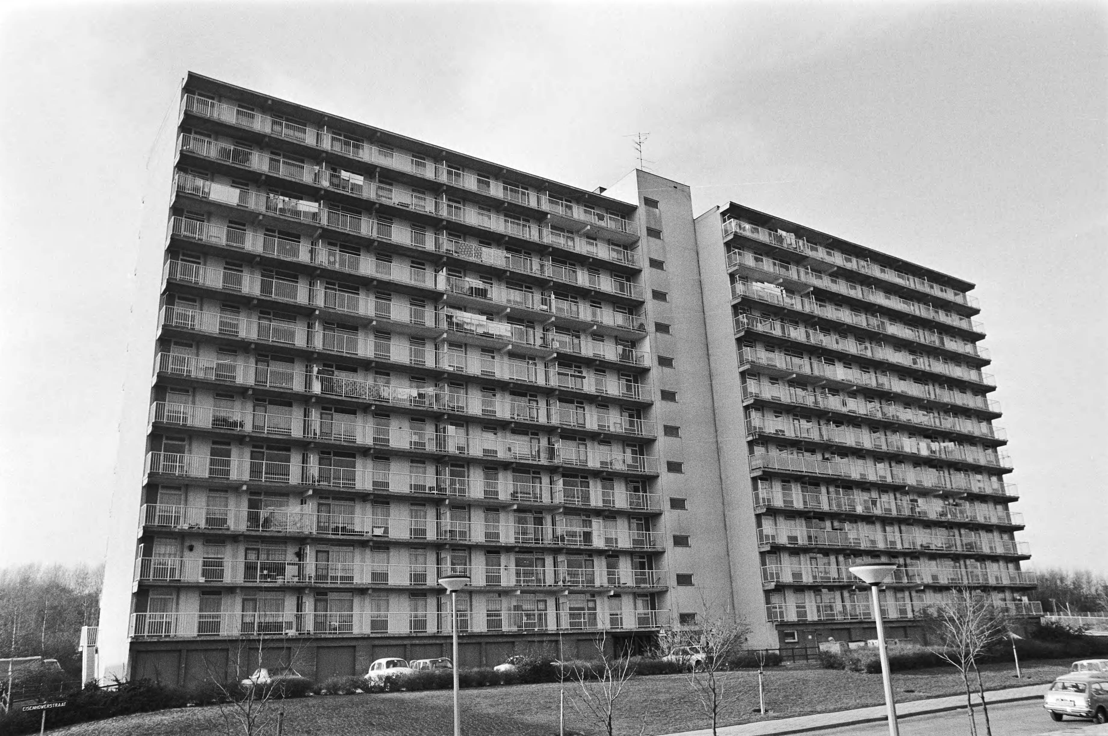 Fotocollectie Anefo — Flats in Limburgse Eygelshoven moet worden gesloopt wegen gebruik ondeugdelijk materiaal; de flat die pas acht jaar oud is — Foto: Verhoeff, Bert / Anefo. Licentie: Set B: Rechtenvrij / Publiek Domein. Bron: Nationaal Archief. http://hdl.handle.net/10648/ac916d2e-d0b4-102d-bcf8-003048976d84