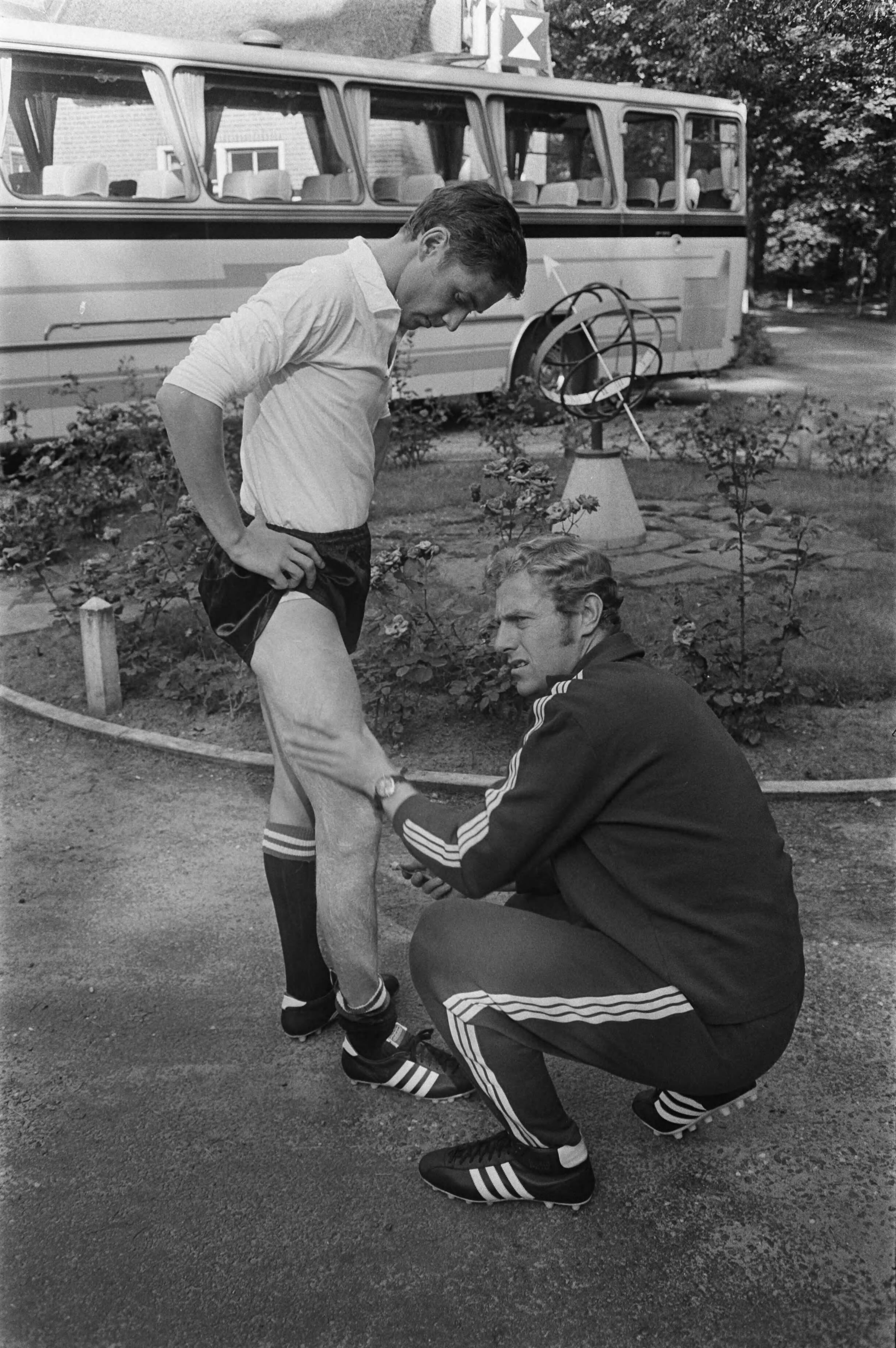 Fotocollectie Anefo — Feijenoord traint in KNVB-centrum, Zeist voor wedstrijd tegen Estudiantes; masseur Gerard Meijer masseert been van Ove Kindvall — Foto: Koch, Eric / Anefo. Licentie: Set B: Rechtenvrij / Publiek Domein. Bron: Nationaal Archief. http://hdl.handle.net/10648/aba28e3e-d0b4-102d-bcf8-003048976d84