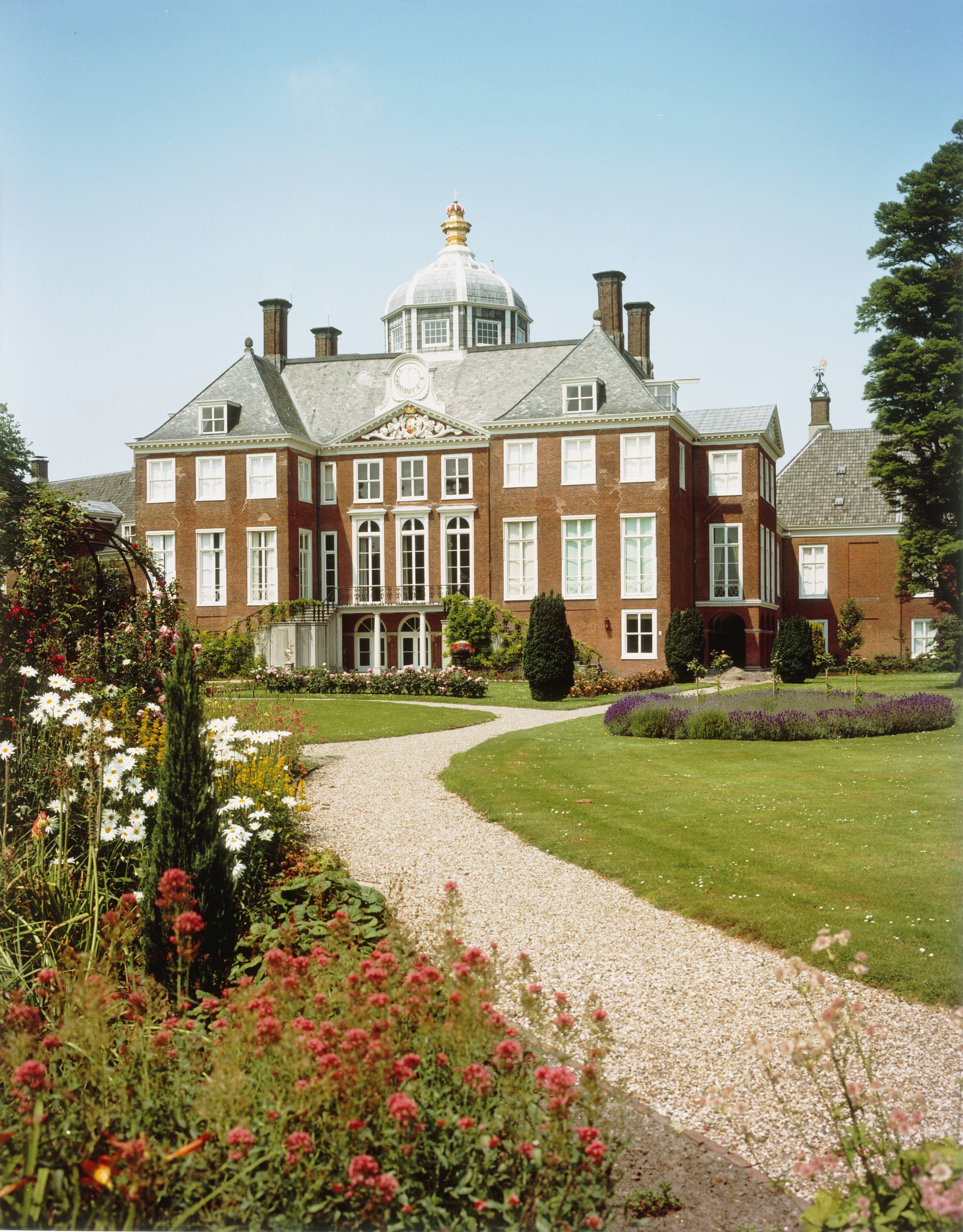 Paleis Huis ten Bosch te Den Haag — Exterieur — Foto: Hofmeester, Bart / RVD. Licentie: Set B: Rechtenvrij / Publiek Domein. Bron: Nationaal Archief. http://hdl.handle.net/10648/afa89406-d0b4-102d-bcf8-003048976d84