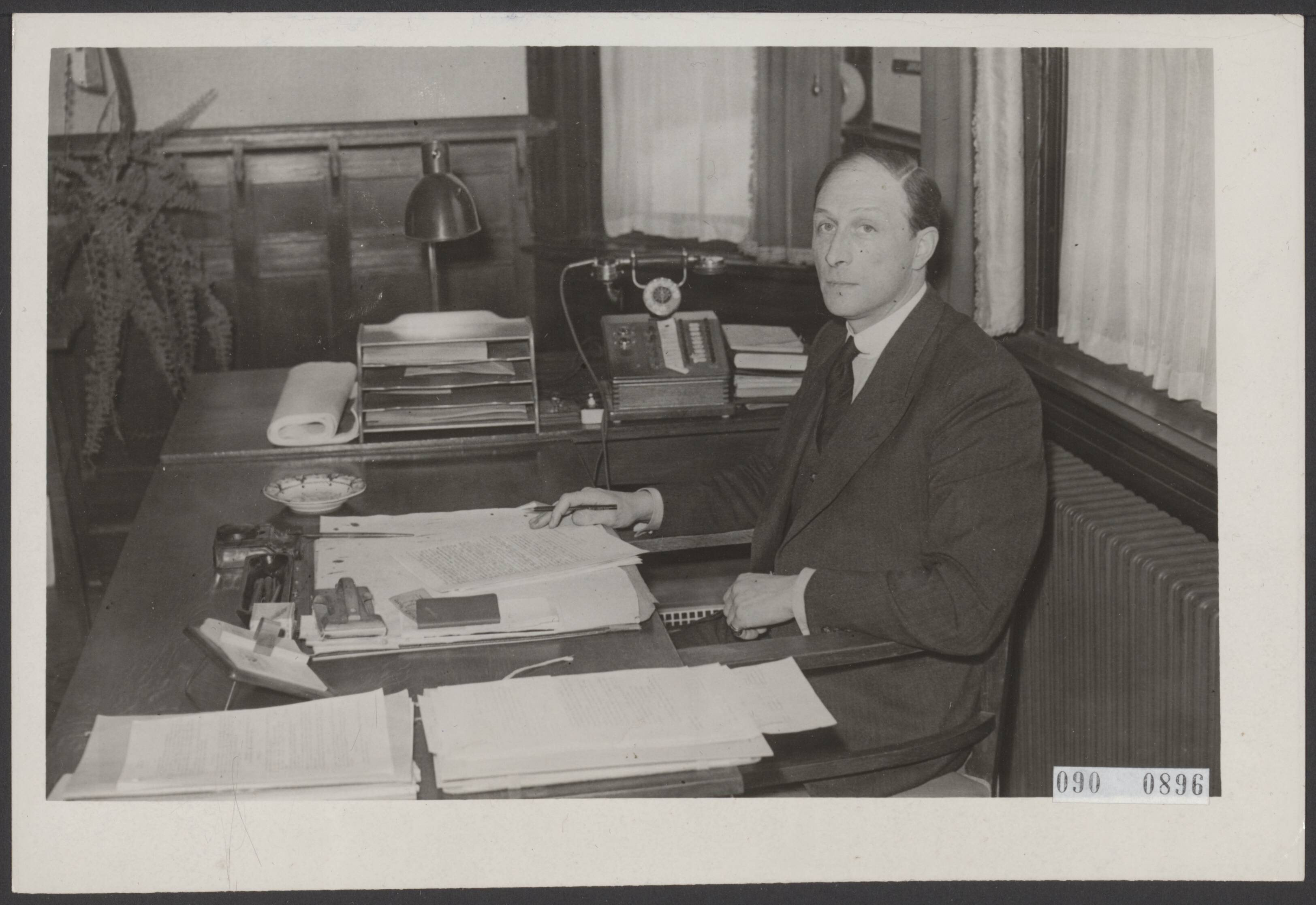 Fotocollectie Elsevier Binnenland — Mr. F.J. van Beeck Calkoen, burgemeester van Baarn — Foto: Noske, J.D. / Anefo. Licentie: Set B: Rechtenvrij / Publiek Domein. Bron: Nationaal Archief. http://hdl.handle.net/10648/ae1d4c12-d0b4-102d-bcf8-003048976d84