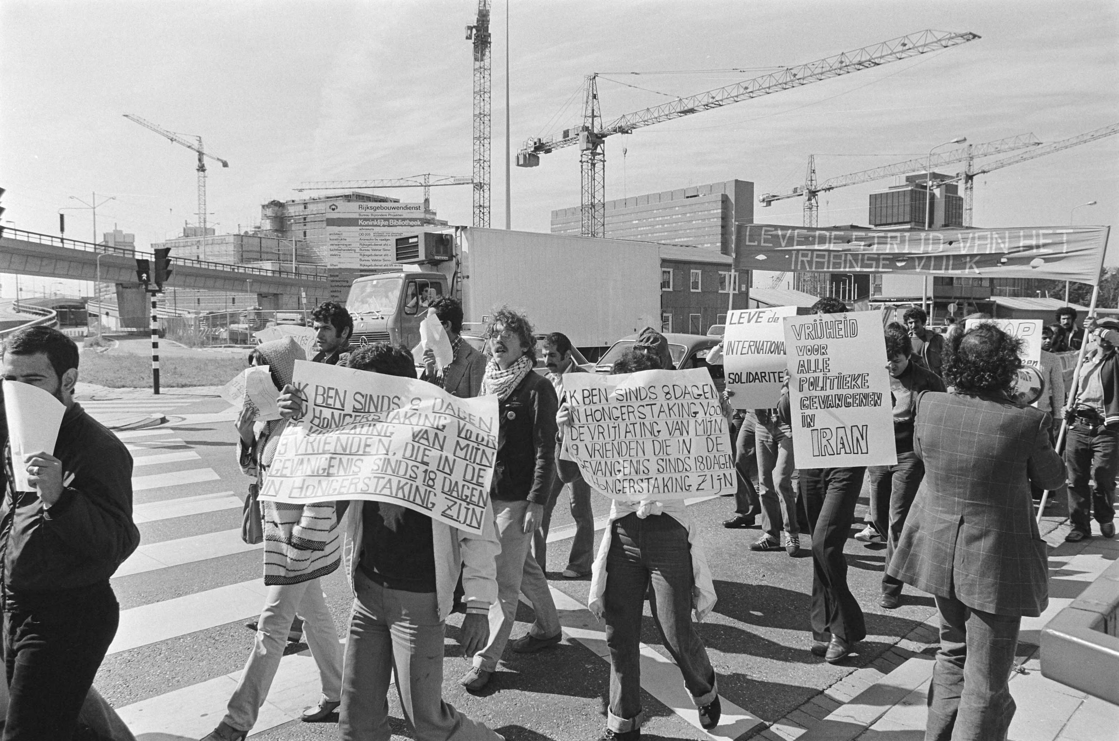 Fotocollectie Anefo — Zaanse studenten demonstreren voor Paleis van Justitie in Den Haag voor vrijlating bezetters ambassade — Foto: Peters, Hans / Anefo. Licentie: Set B: Rechtenvrij / Publiek Domein. Bron: Nationaal Archief. http://hdl.handle.net/10648/acbb826c-d0b4-102d-bcf8-003048976d84