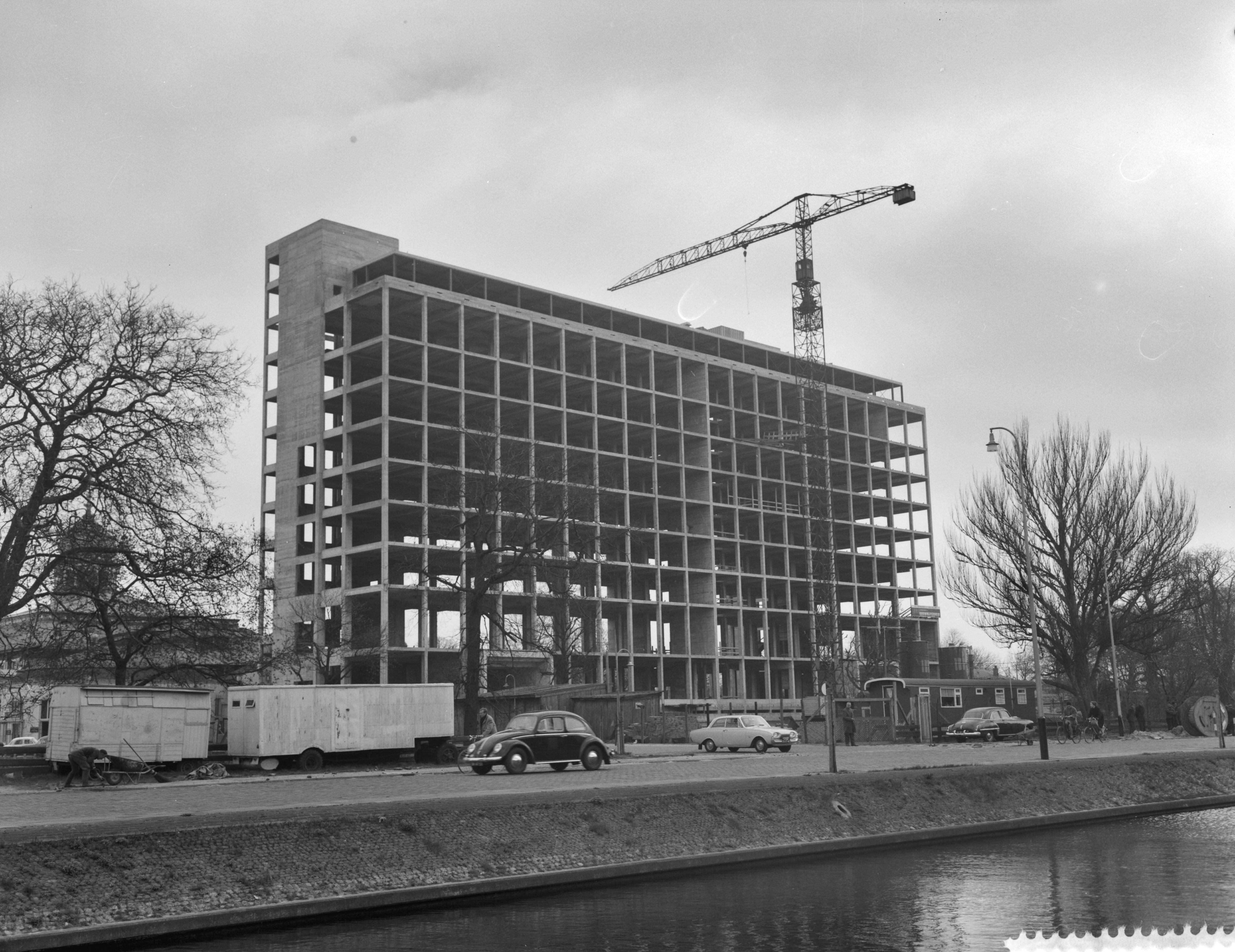 Fotocollectie Anefo — Bouw nieuw provinciehuis in Den Haag — Foto: Rossem, Wim van / Anefo. Licentie: Set B: Rechtenvrij / Publiek Domein. Bron: Nationaal Archief. http://hdl.handle.net/10648/a9cf38f0-d0b4-102d-bcf8-003048976d84