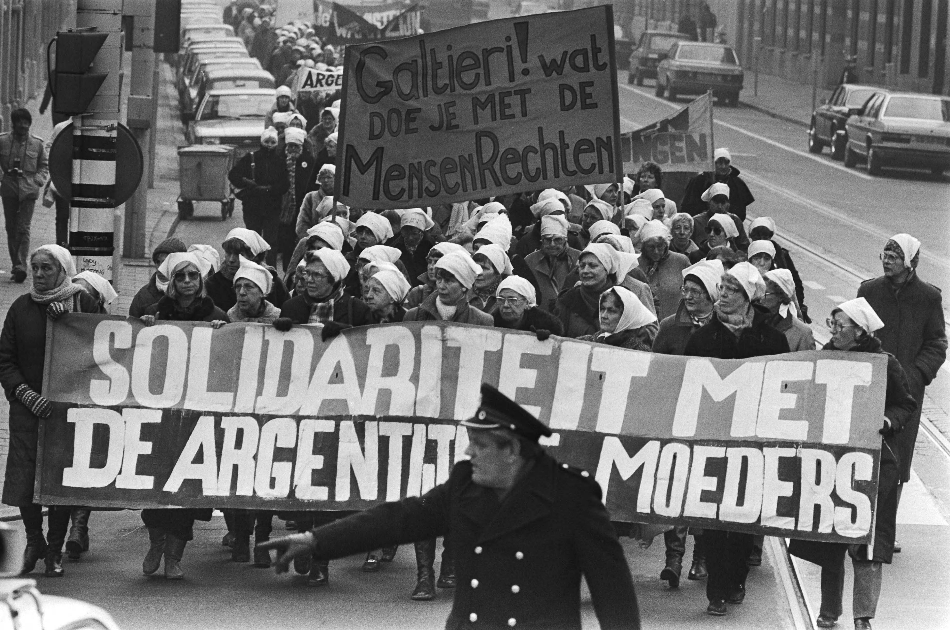 Fotocollectie Anefo — Dem. in Den Haag door vrouwen uit solidariteit met de Dwaze Moeders uit Argentinie. Demonstrerende vrouwen op weg naar het Binnenhof — Foto: Croes, Rob C. / Anefo. Licentie: Set B: Rechtenvrij / Publiek Domein. Bron: Nationaal Archief. http://hdl.handle.net/10648/ad10554e-d0b4-102d-bcf8-003048976d84