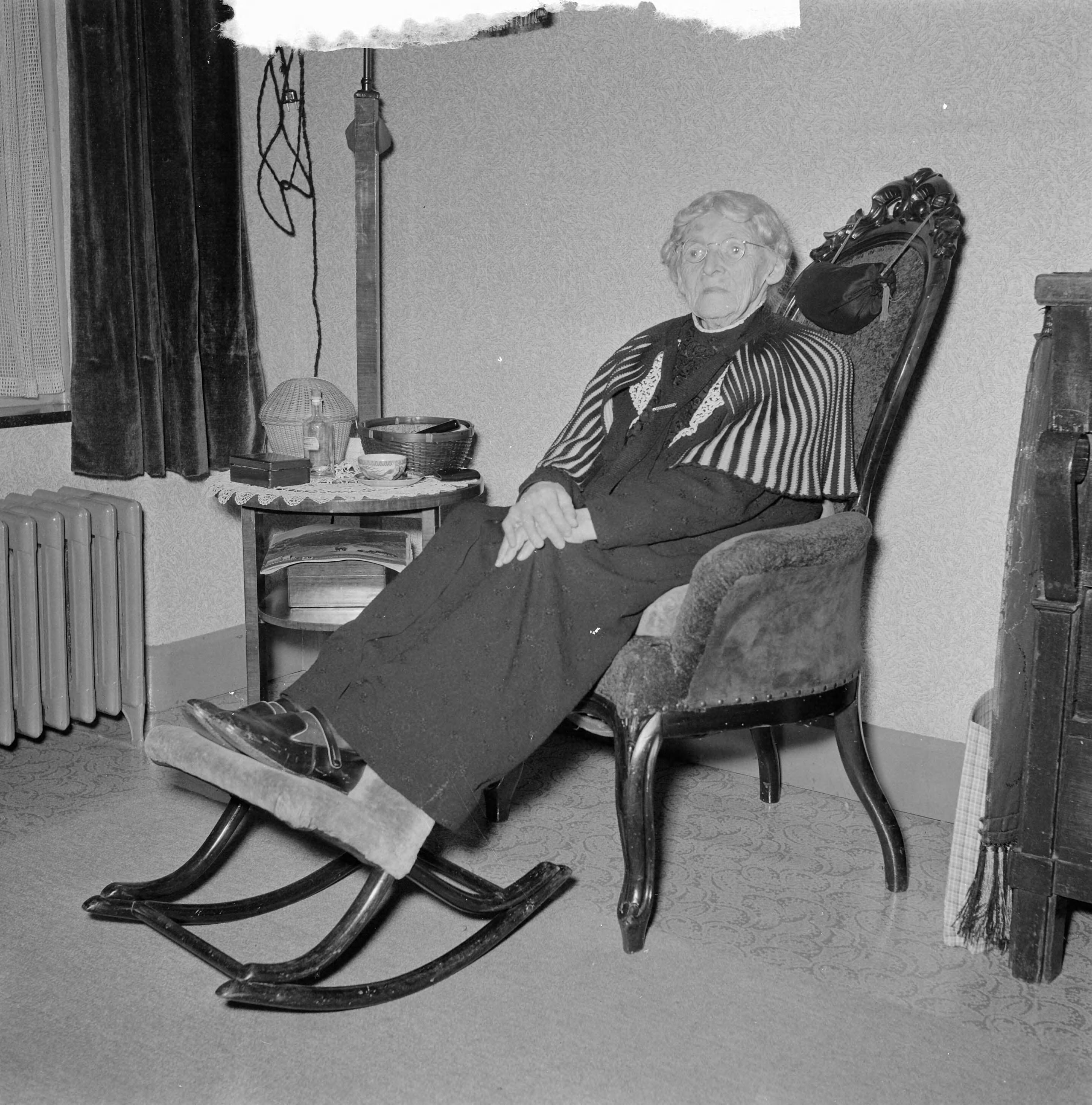 Fotocollectie Anefo — Mevrouw J. M. Stadhouder-Hoffman uit Warmond wordt op 25 december 100 jaar — Foto: Noske, J.D. / Anefo. Licentie: Set B: Rechtenvrij / Publiek Domein. Bron: Nationaal Archief. http://hdl.handle.net/10648/a91a04da-d0b4-102d-bcf8-003048976d84