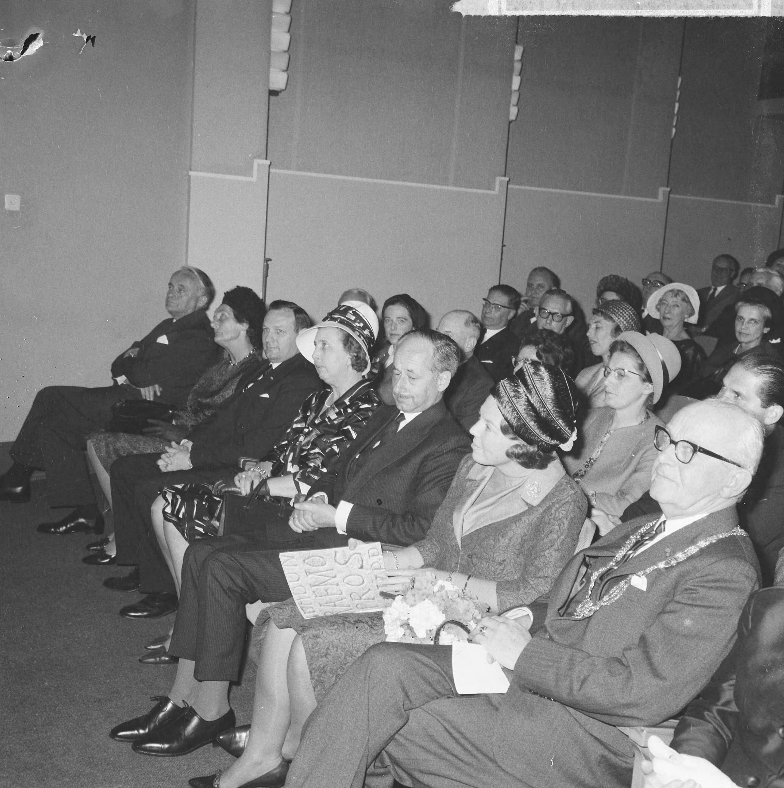 Fotocollectie Anefo — Prinses Beatrix woonde de opening bij van de tentoonstelling "Taal en Teken" in het Gemeentemuseum Den Haag. De prinses ontving het begeleidende fotoboek "Taal en Teken" met tekst van Bert Schierbeek en foto's van Cas Oorthuys — Foto: Nijs, Jac. de / Anefo. Licentie: Set B: Rechtenvrij / Publiek Domein. Bron: Nationaal Archief. http://hdl.handle.net/10648/aaa5bd80-d0b4-102d-bcf8-003048976d84
