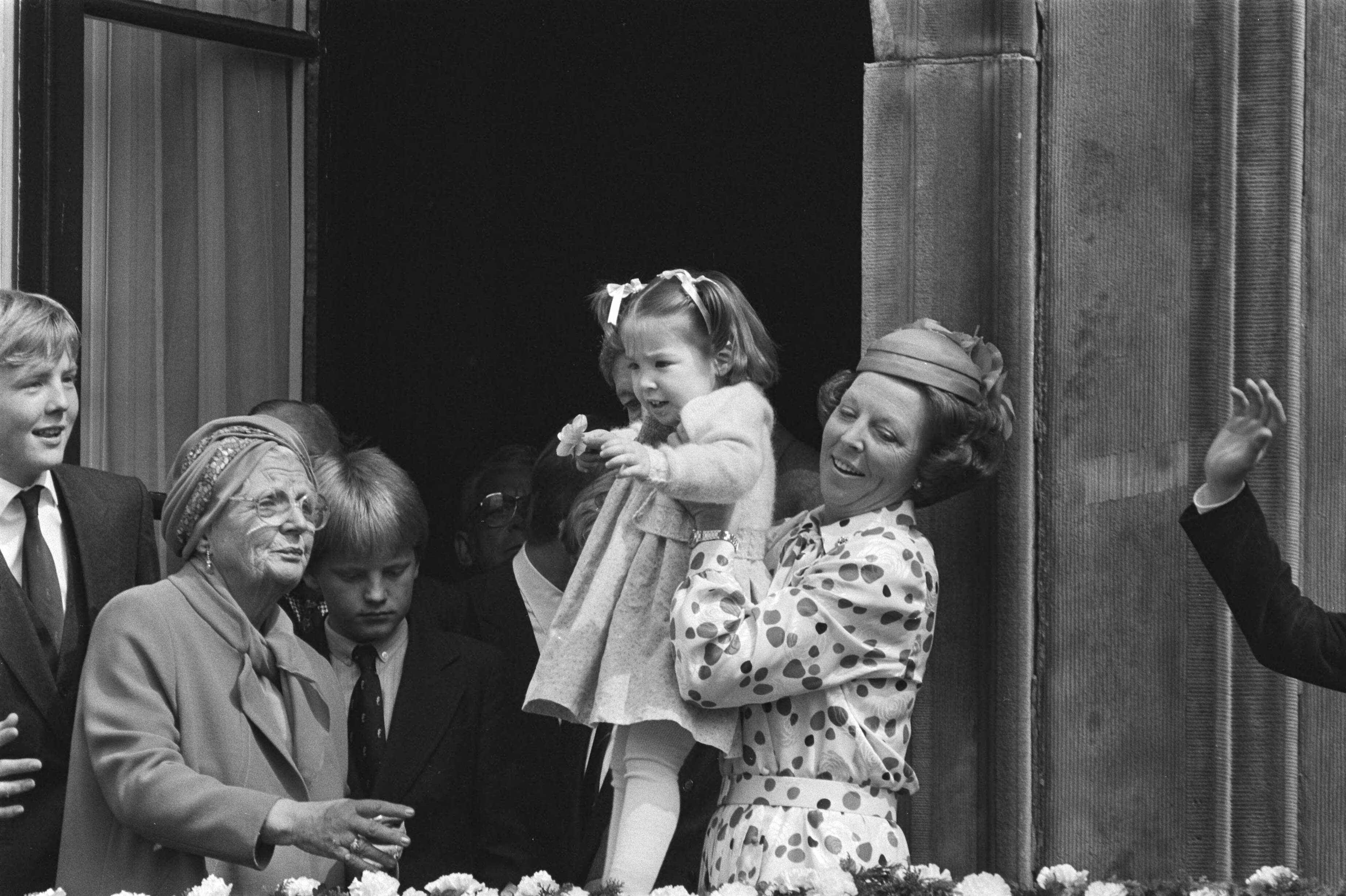 Fotocollectie Anefo — Koninginnedag 1984 in Den Haag ; Prinses Juliana en Koningin Beatrix hand in hand, Koningin Beatrix draagt haar nichtje Juliana — Foto: Antonisse, Marcel / Anefo. Licentie: Set B: Rechtenvrij / Publiek Domein. Bron: Nationaal Archief. http://hdl.handle.net/10648/ad380076-d0b4-102d-bcf8-003048976d84