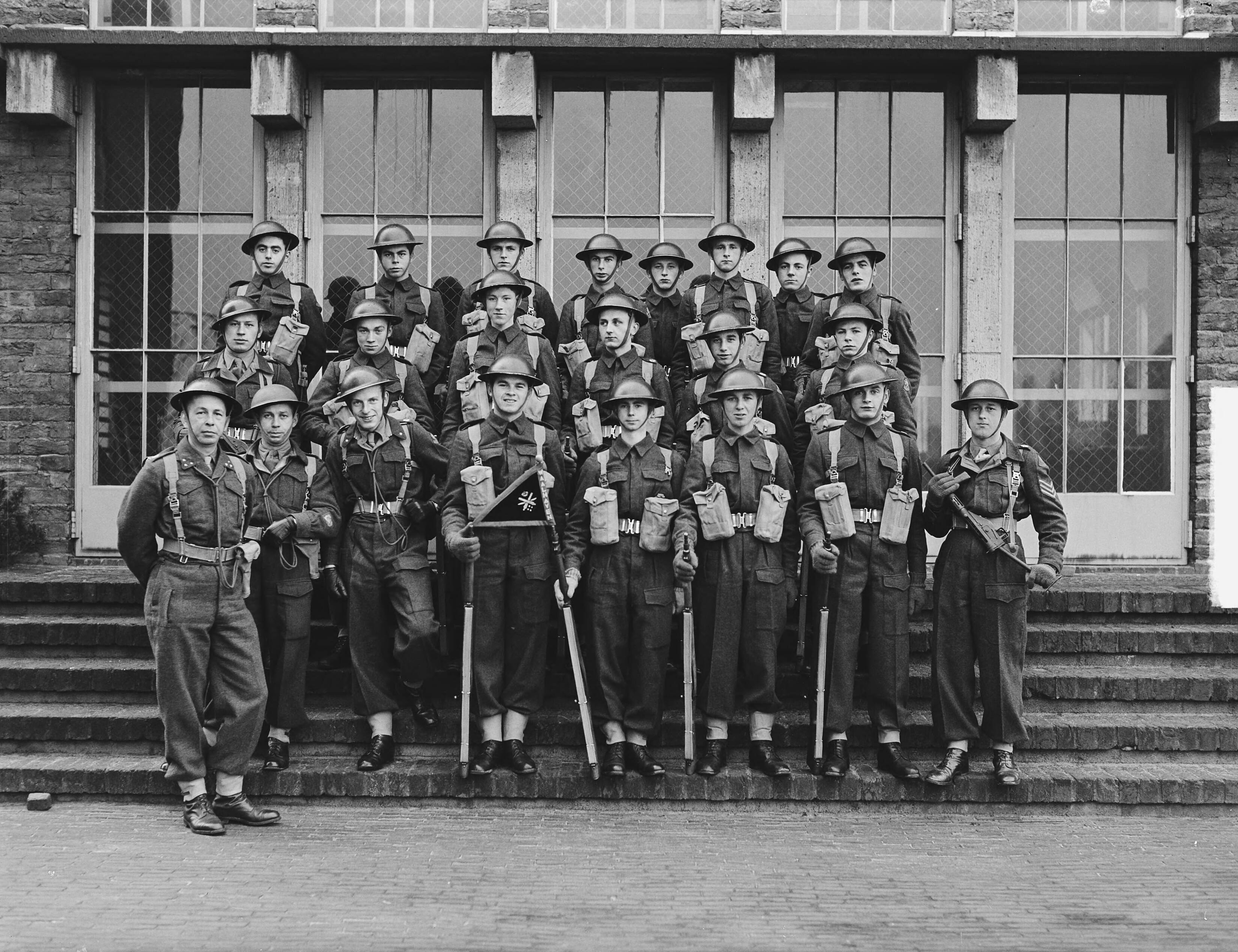 Zware luchtdoelartillerie-parade in Breda door generaal-majoor J.A.A. Sitsen en inspectie — Zware luchtdoelartillerie-parade in Breda door generaal-majoor J.A.A. Sitsen. Groepsportret manschappen — Foto: Pot, Harry / Anefo. Licentie: Set B: Rechtenvrij / Publiek Domein. Bron: Nationaal Archief. http://hdl.handle.net/10648/a8e61f12-d0b4-102d-bcf8-003048976d84