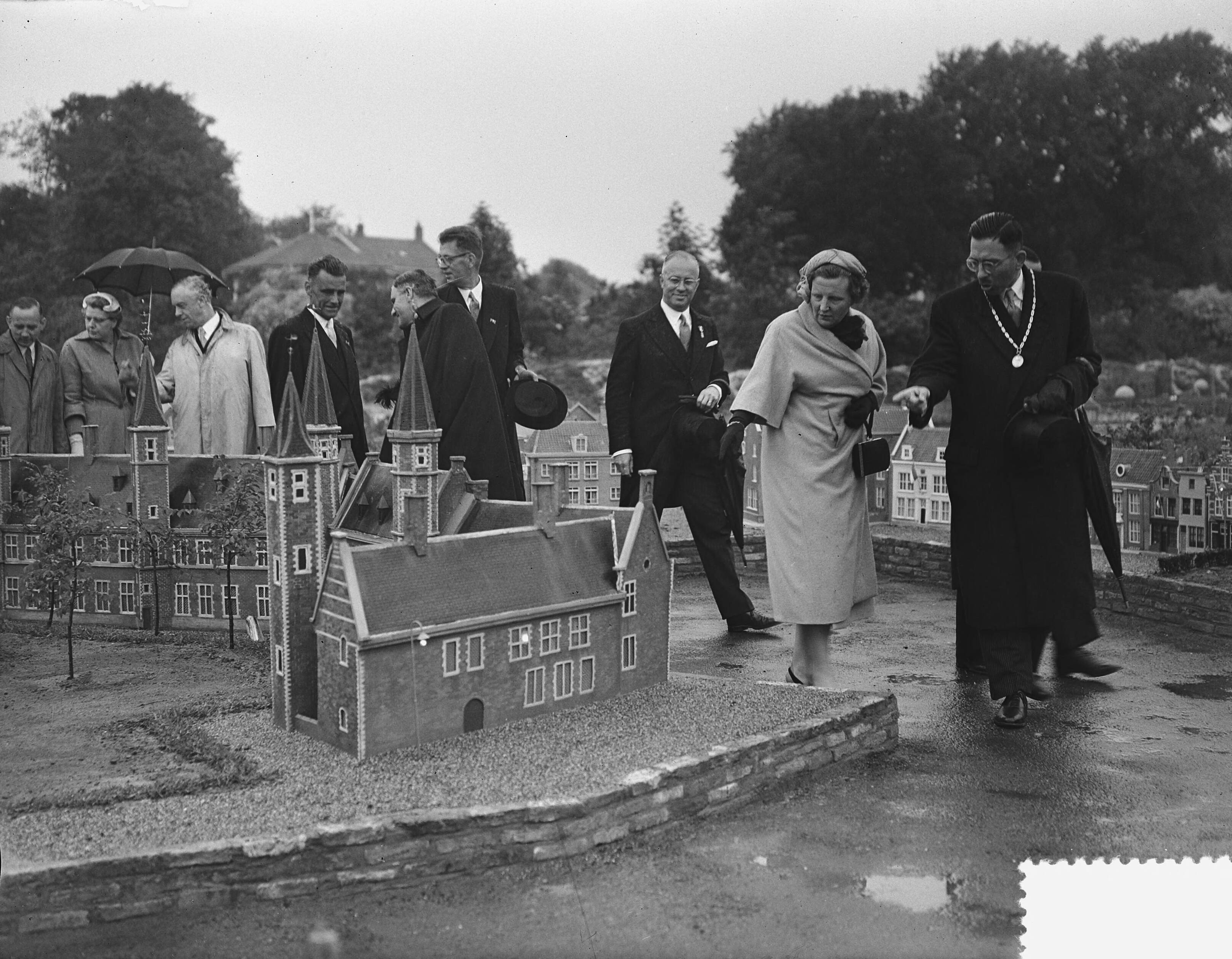 Koningin Juliana en prins Bernhard bezoeken Walcheren — Koningin Juliana en prins Bernhard bezoeken Miniatuur Walcheren te Middelburg — Foto: Bilsen, Joop van / Anefo. Licentie: Set B: Rechtenvrij / Publiek Domein. Bron: Nationaal Archief. http://hdl.handle.net/10648/a9245584-d0b4-102d-bcf8-003048976d84