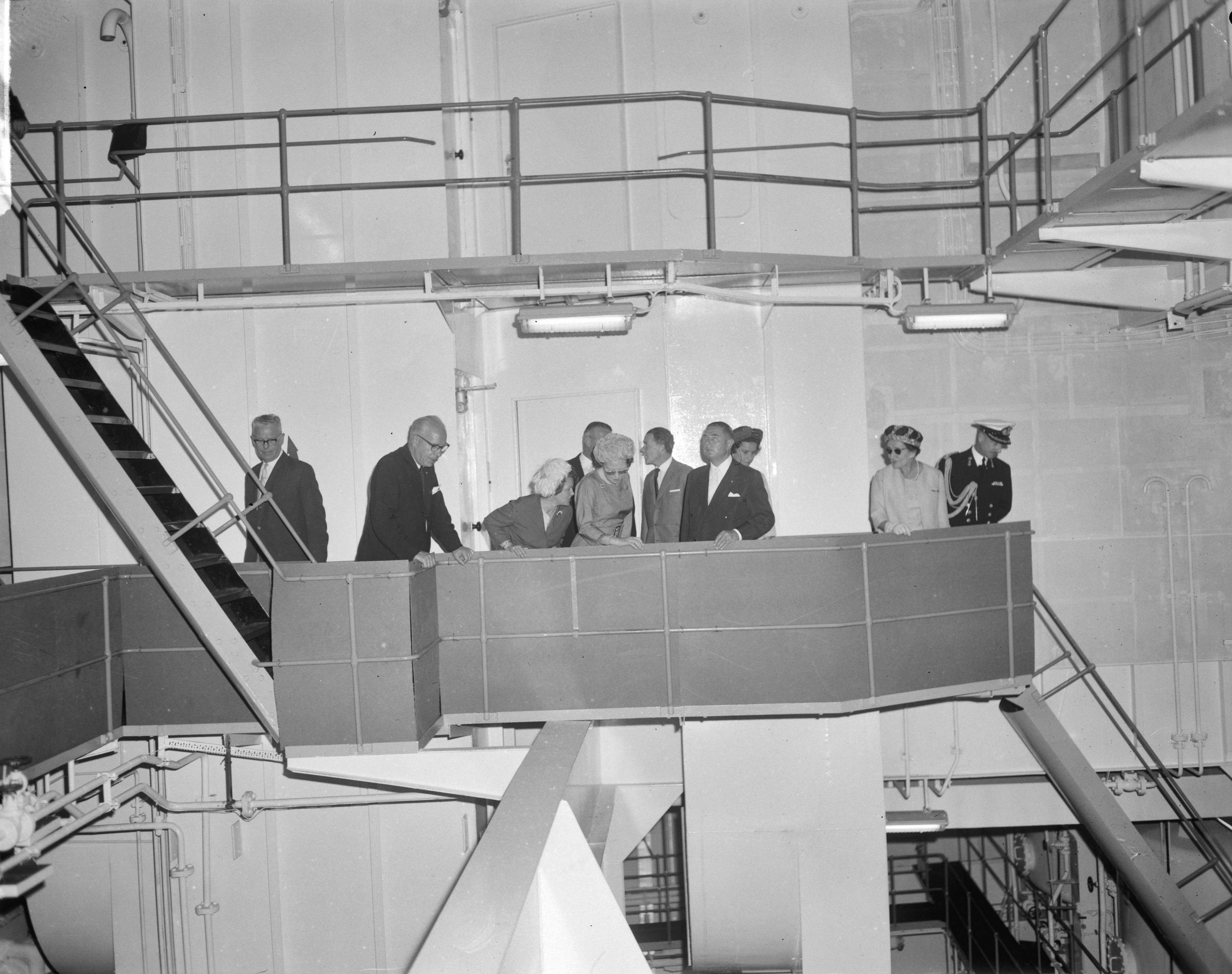 Fotocollectie Anefo — Prinses Beatrix doopte de grootste tanker "Esso Den Haag" op de Noordzee. Het gezelschap in het binnenste van de tanker. Links de president-directeur van Esso Nederland, C.R. Smit, rechts van de prinses Cornelis Verolme — Foto: Bilsen, Joop van / Anefo. Licentie: Set B: Rechtenvrij / Publiek Domein. Bron: Nationaal Archief. http://hdl.handle.net/10648/aa3dc57c-d0b4-102d-bcf8-003048976d84